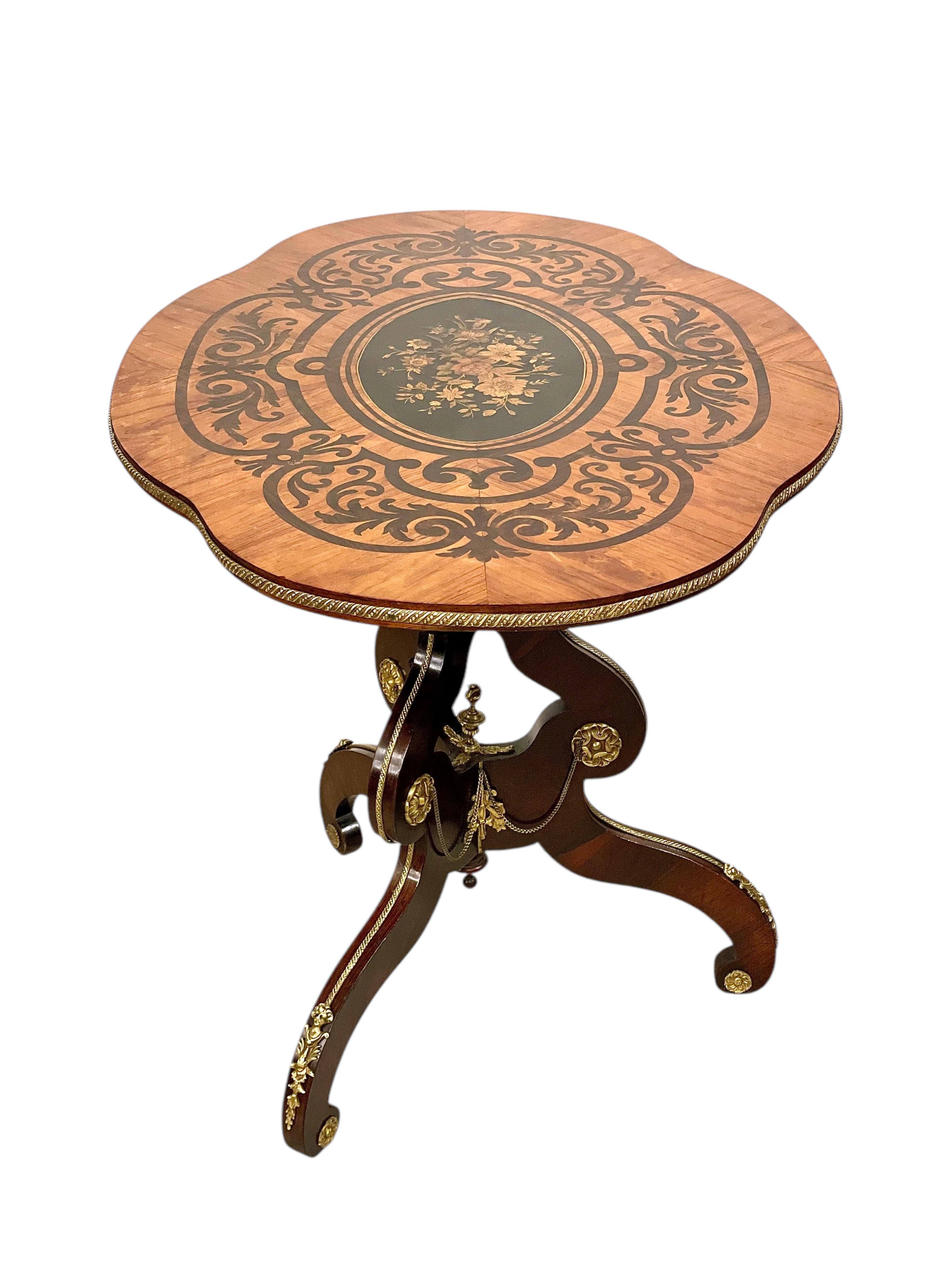 Tavolo intarsiato del periodo Napoléon III con ornamenti in ottone dorato in vendita 7