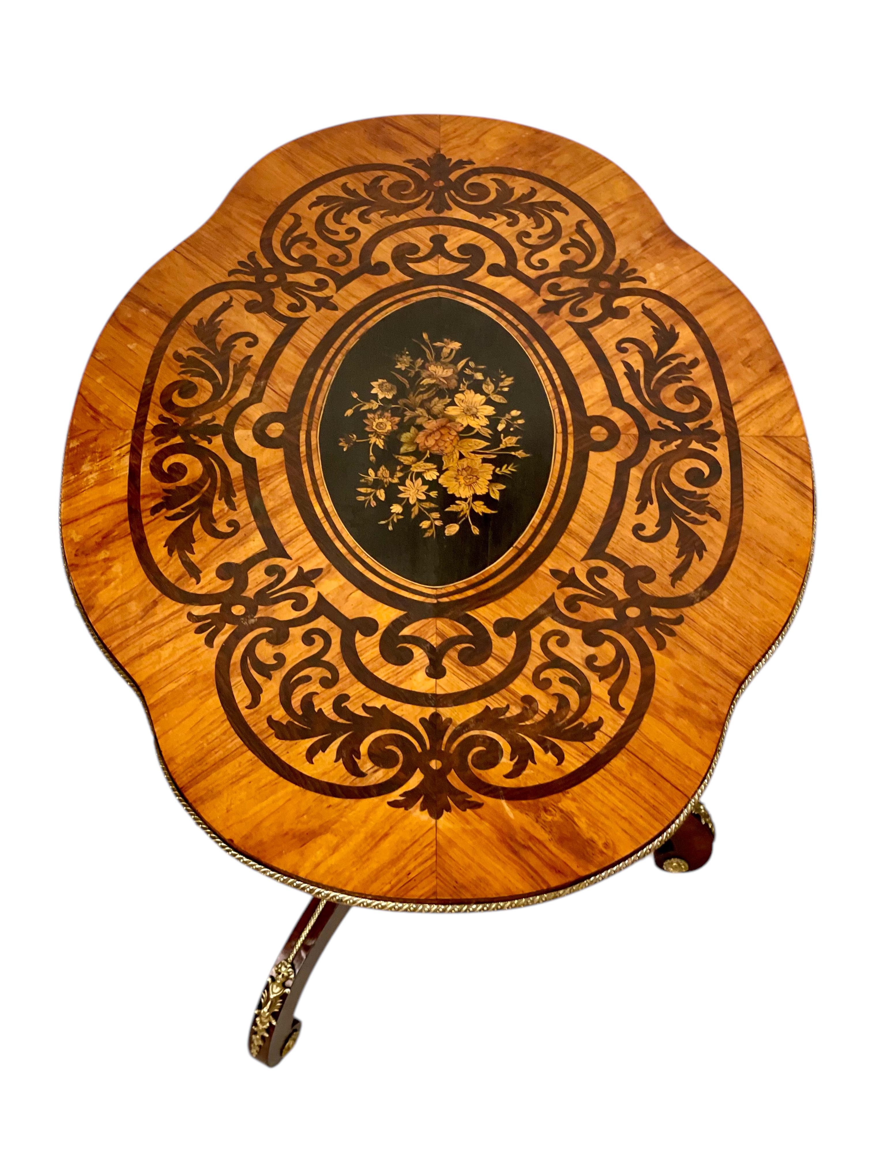 Tavolo intarsiato del periodo Napoléon III con ornamenti in ottone dorato in vendita 8