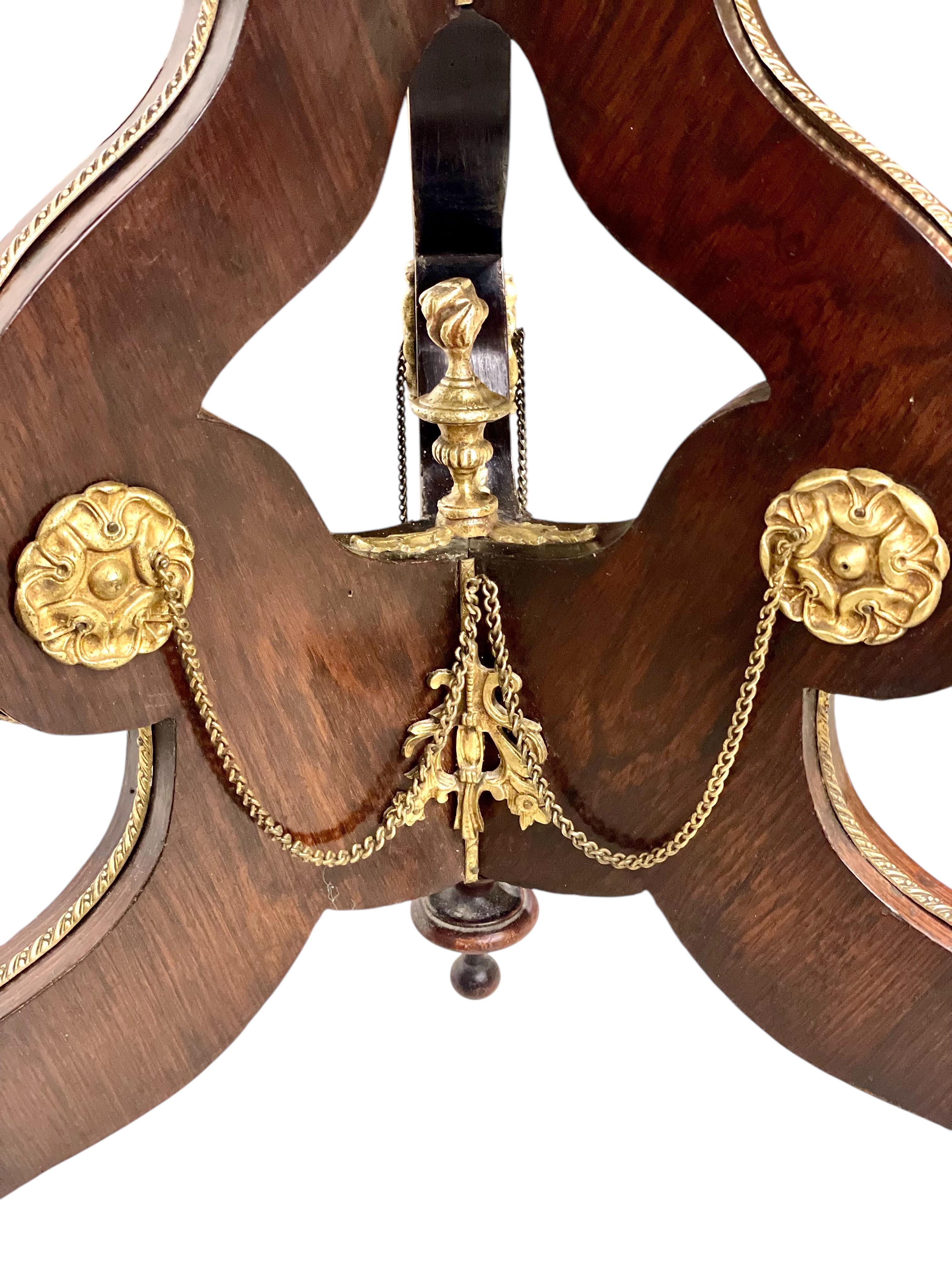 Questo squisito tavolo da centro intarsiato risale al periodo di Napoléon III ed esemplifica l'eleganza e l'artigianato caratteristici del design francese della metà del XIX secolo. Il piano del tavolo presenta un intricato lavoro di intarsio, con