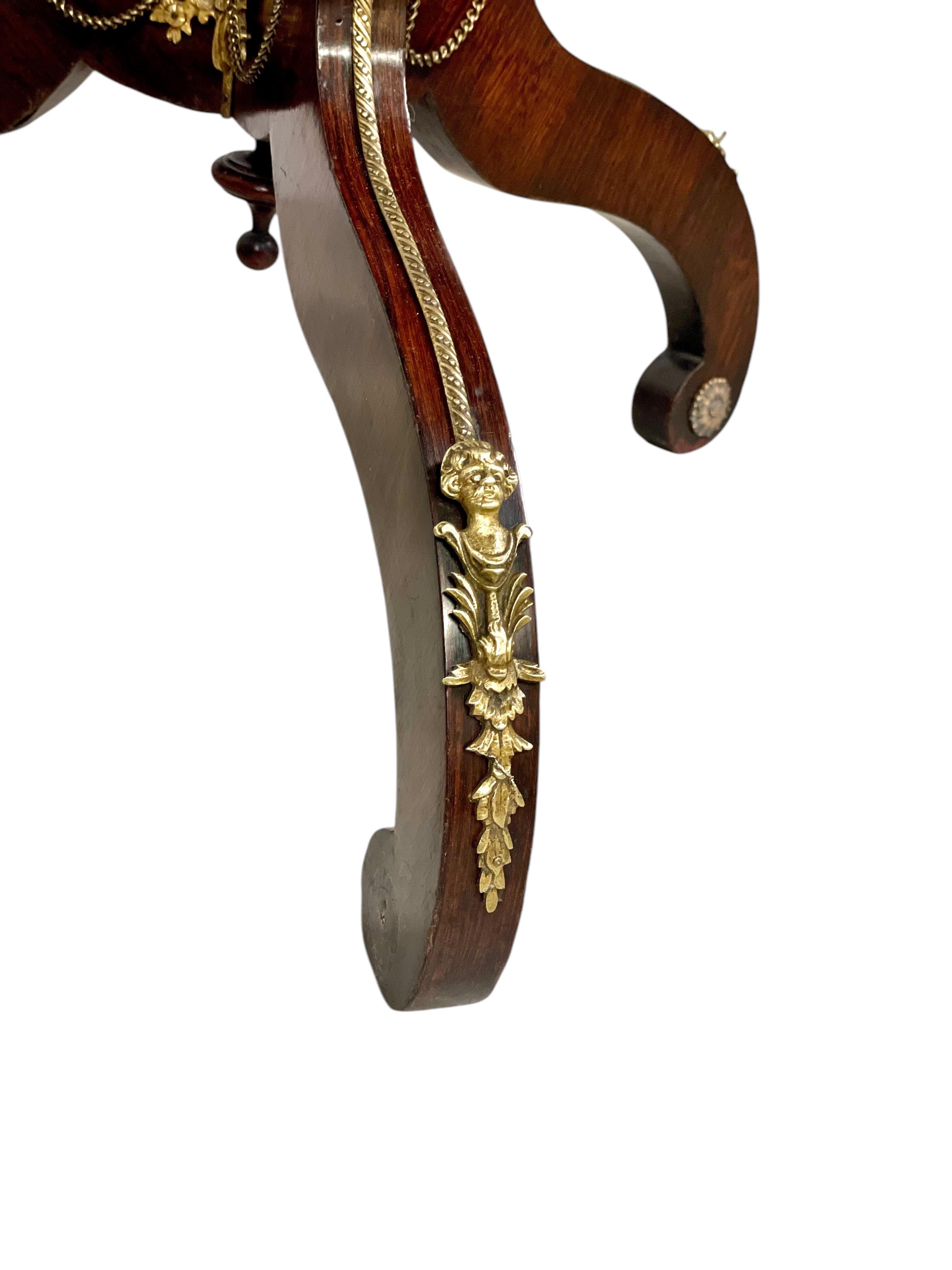 Napoleone III Tavolo intarsiato del periodo Napoléon III con ornamenti in ottone dorato in vendita