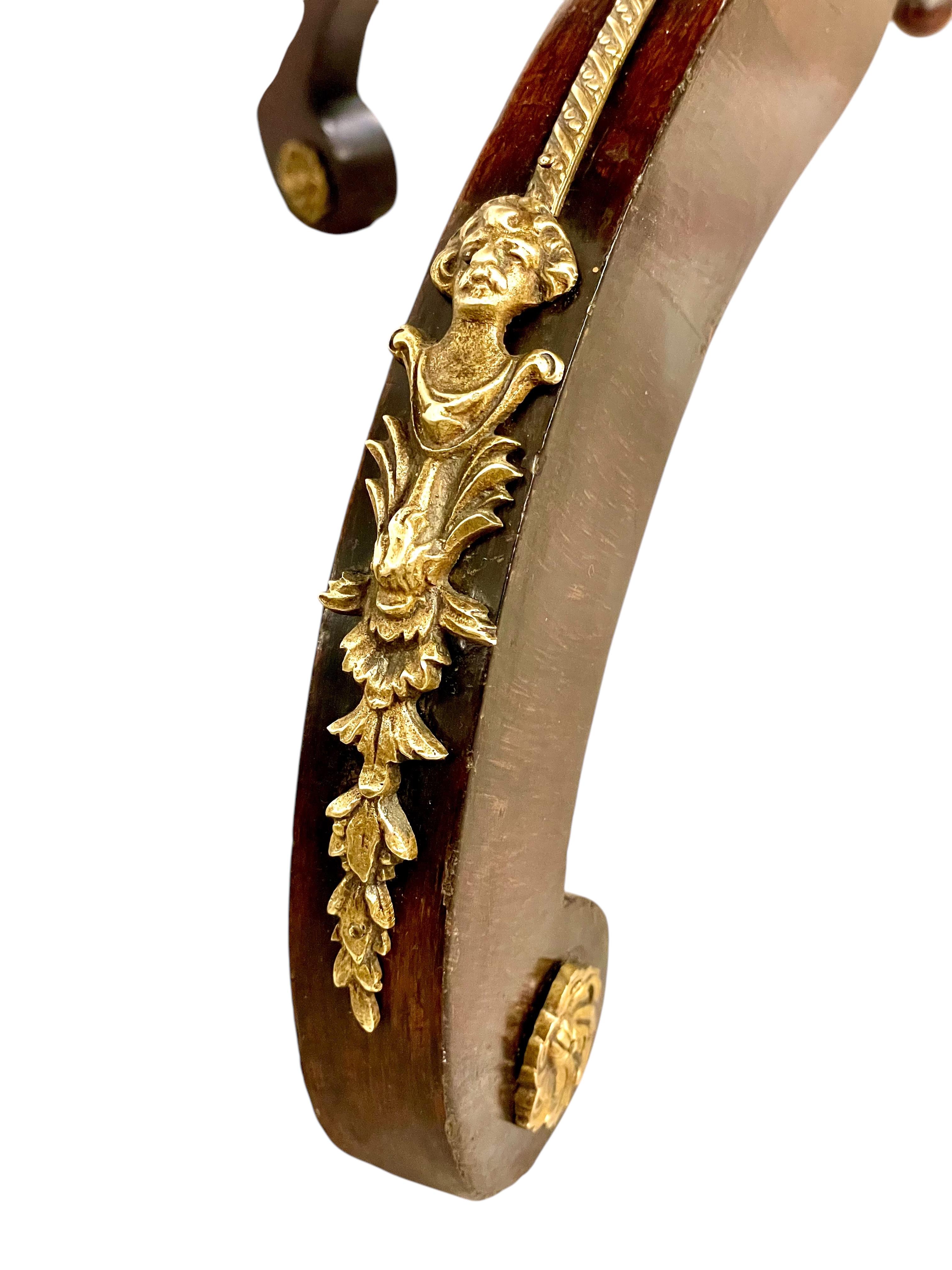 Francese Tavolo intarsiato del periodo Napoléon III con ornamenti in ottone dorato in vendita