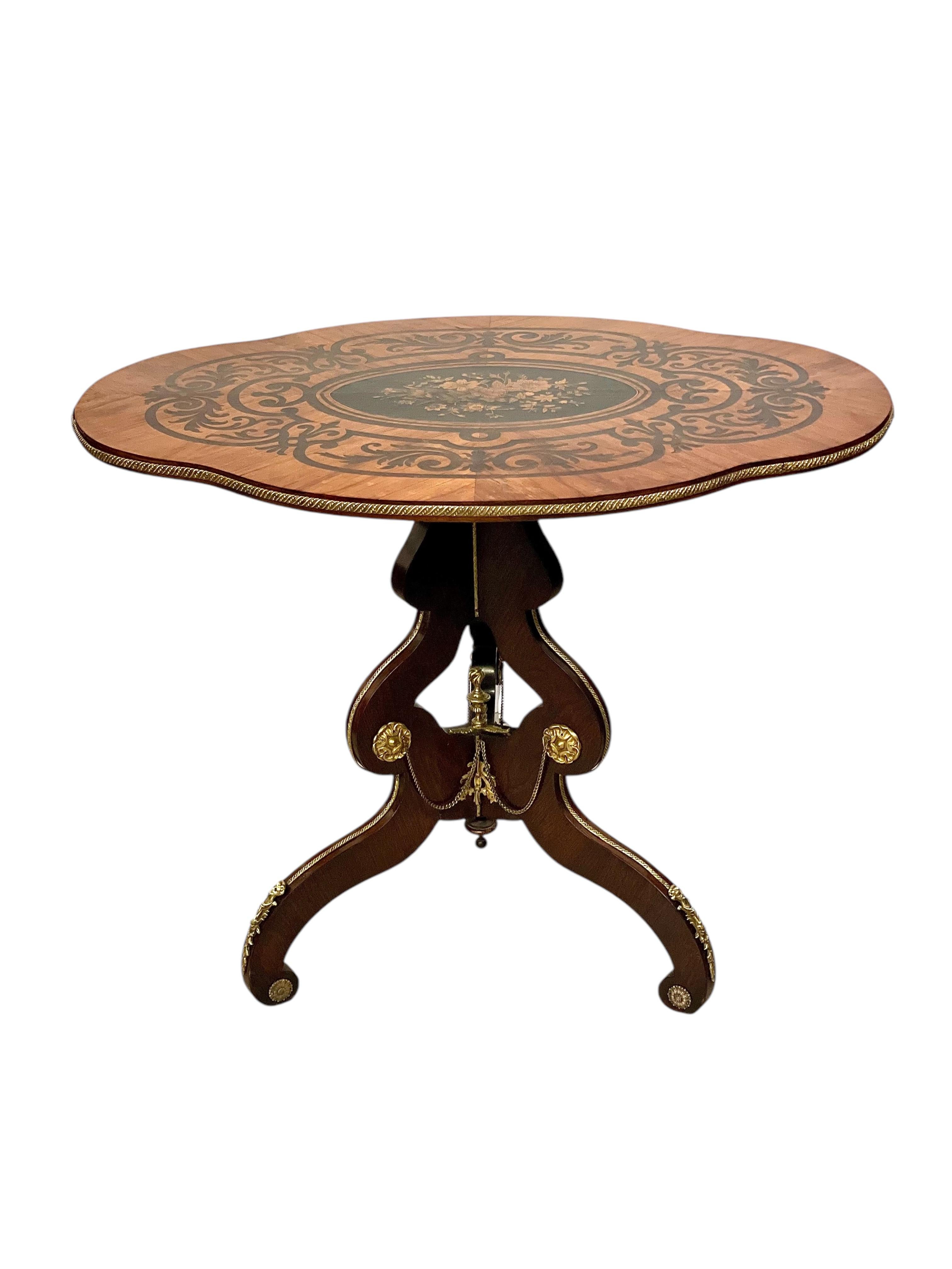 Tavolo intarsiato del periodo Napoléon III con ornamenti in ottone dorato In condizioni buone in vendita a LA CIOTAT, FR