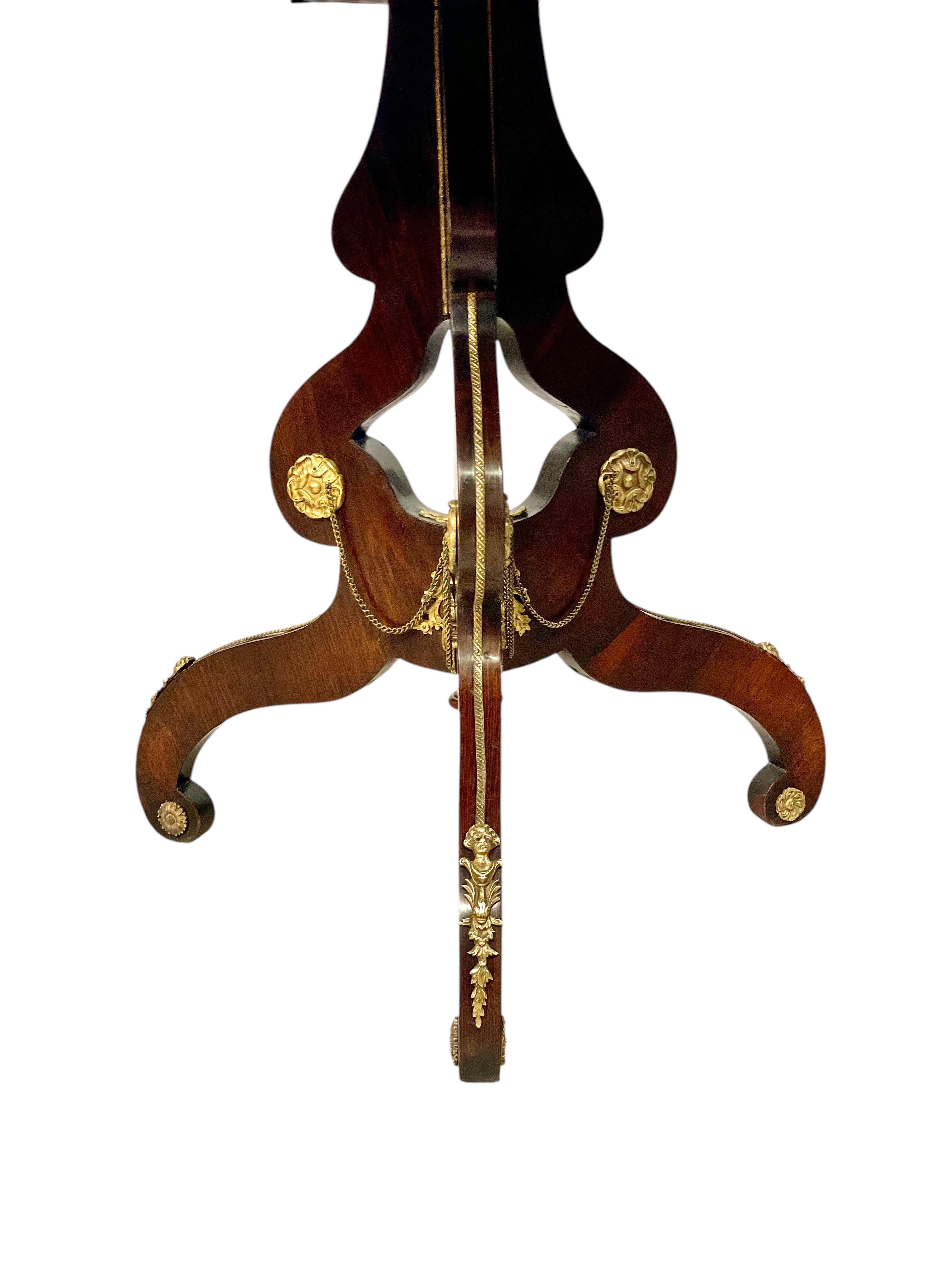 XIX secolo Tavolo intarsiato del periodo Napoléon III con ornamenti in ottone dorato in vendita