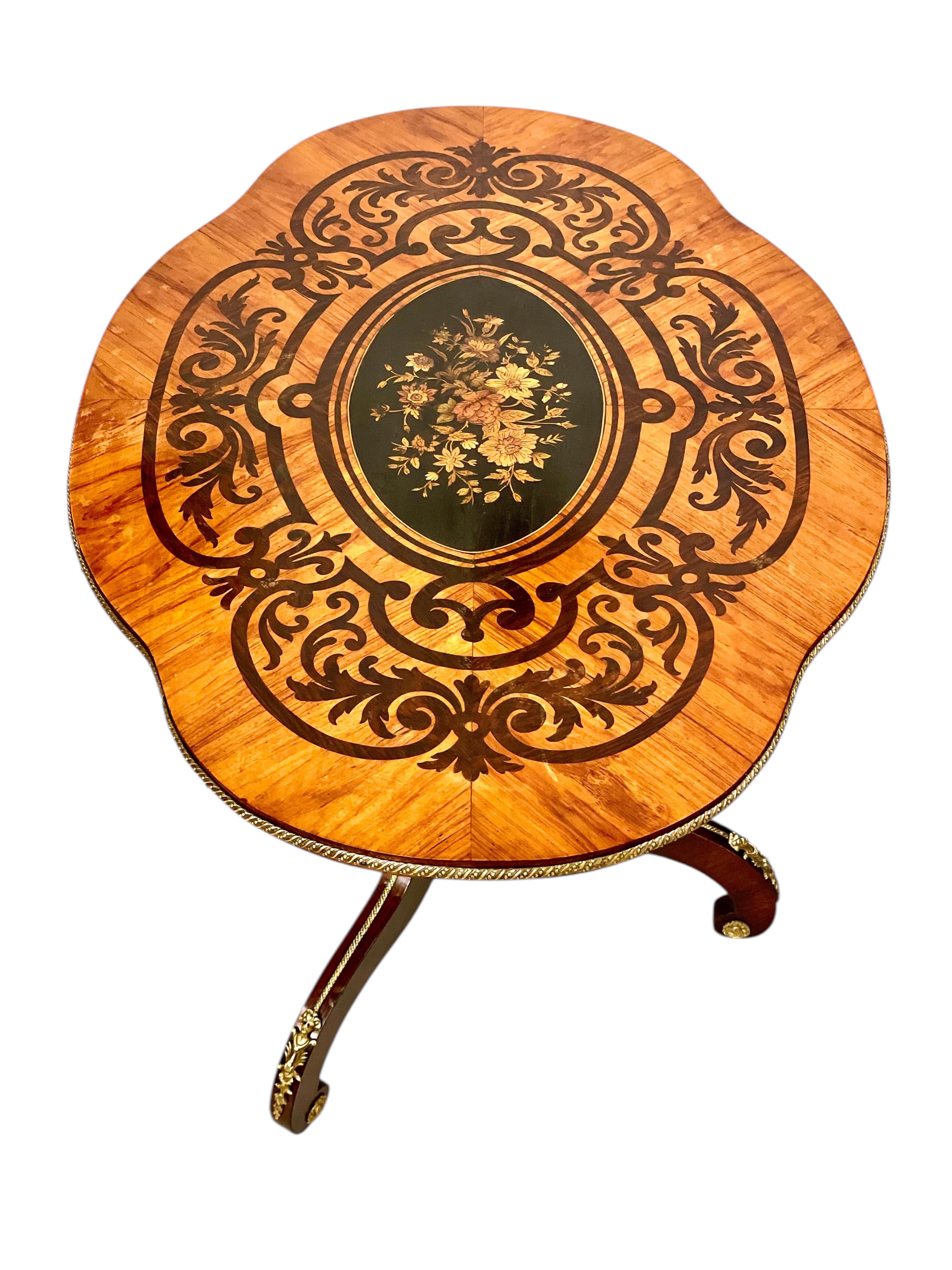Ottone Tavolo intarsiato del periodo Napoléon III con ornamenti in ottone dorato in vendita