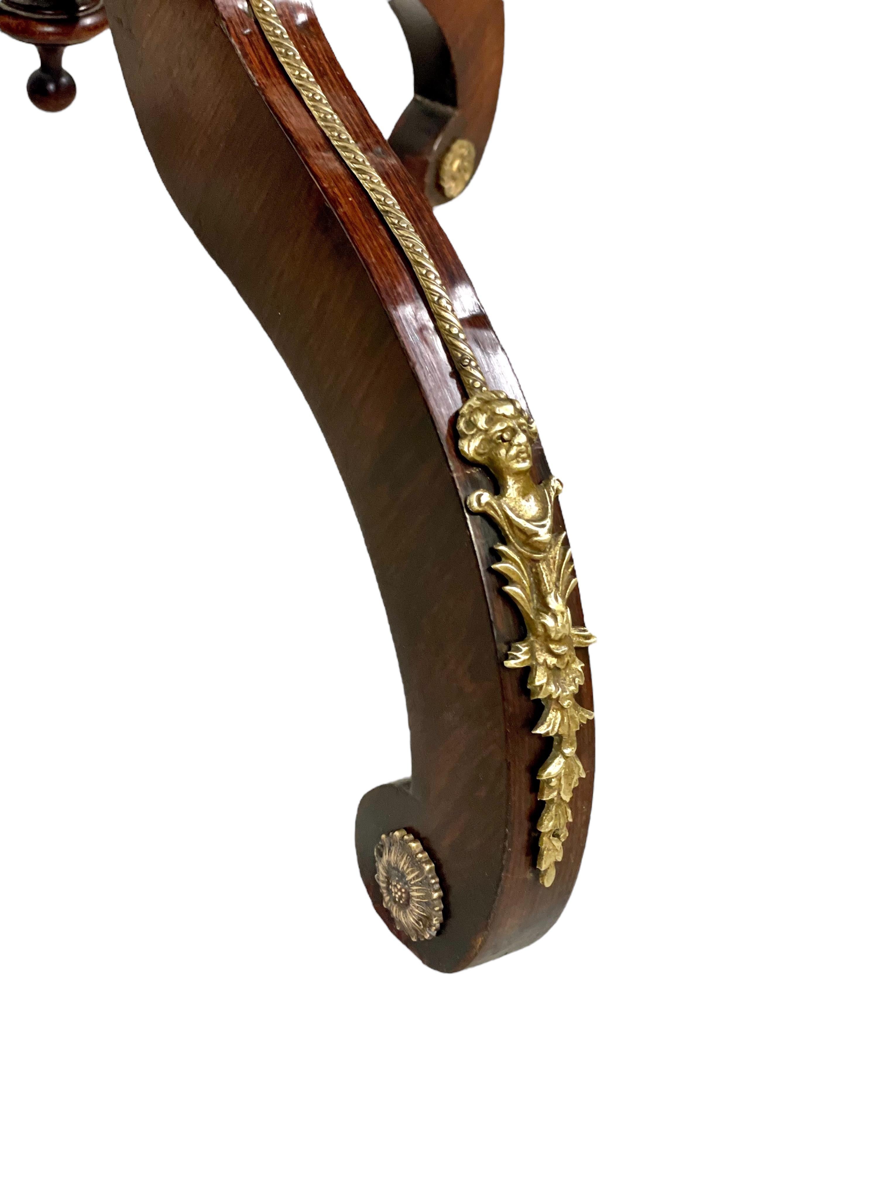 Tavolo intarsiato del periodo Napoléon III con ornamenti in ottone dorato in vendita 1