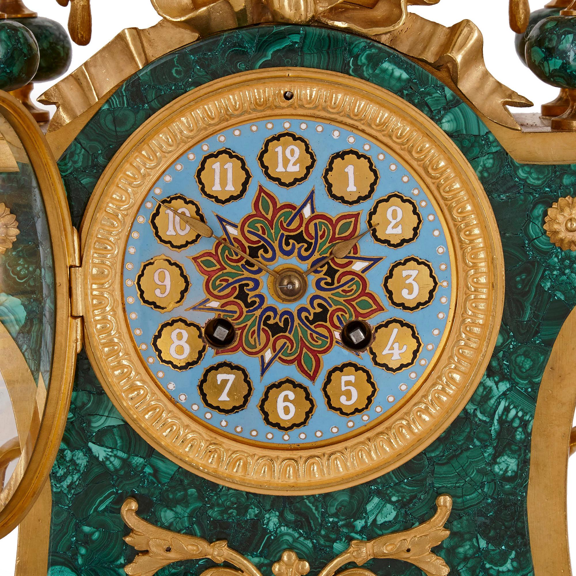 Ensemble de pendules à trois pièces de style néoclassique de l'époque Napoléon III.
Français, 19ème siècle
Dimensions : Hauteur 58 cm, largeur 47 cm, profondeur 19 cm

Composé d'une pendule de cheminée et de deux candélabres, cet ensemble de