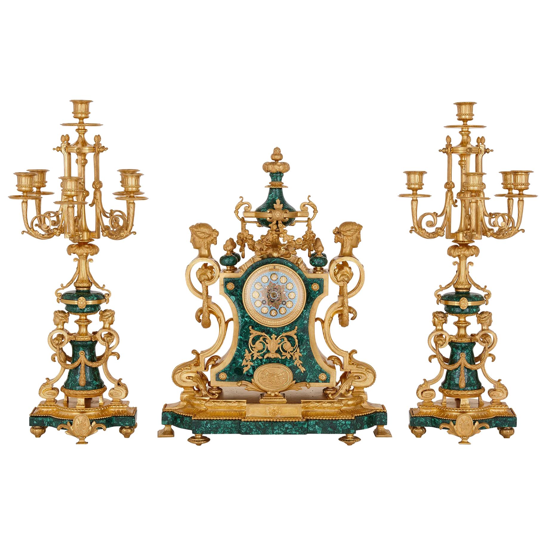 Ensemble d'horloges trois pièces de style néoclassique d'époque Napoléon III en vente