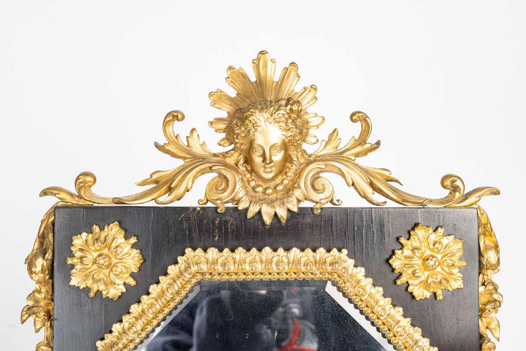 Miroir de table d'époque Napoléon III en bronze ciselé et doré sur bois.

Miroir de table d'époque Napoléon III en bronze ciselé et doré sur bois, verre biseauté, 19ème siècle antique.
H:50cm, L : 30cm, P:2cm