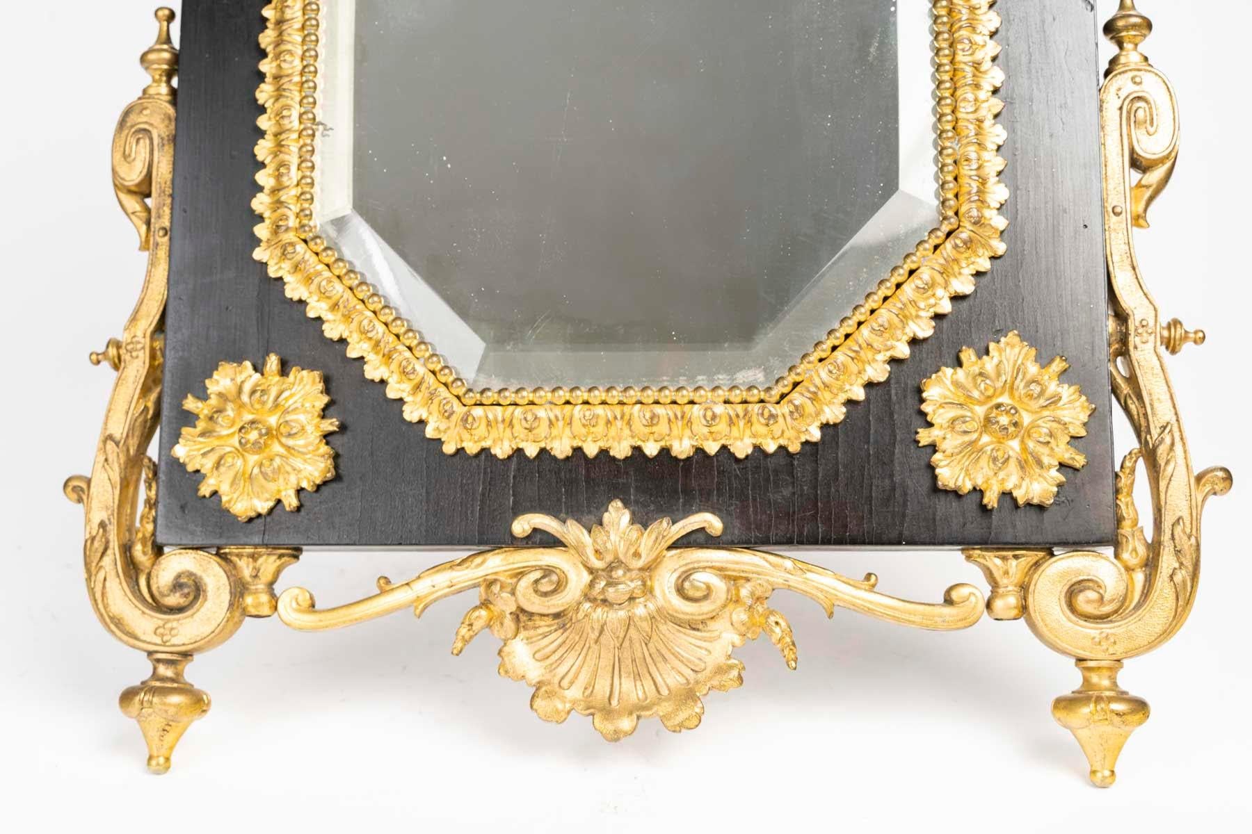 Français Miroir de table d'époque Napoléon III en bronze ciselé et doré sur bois. en vente