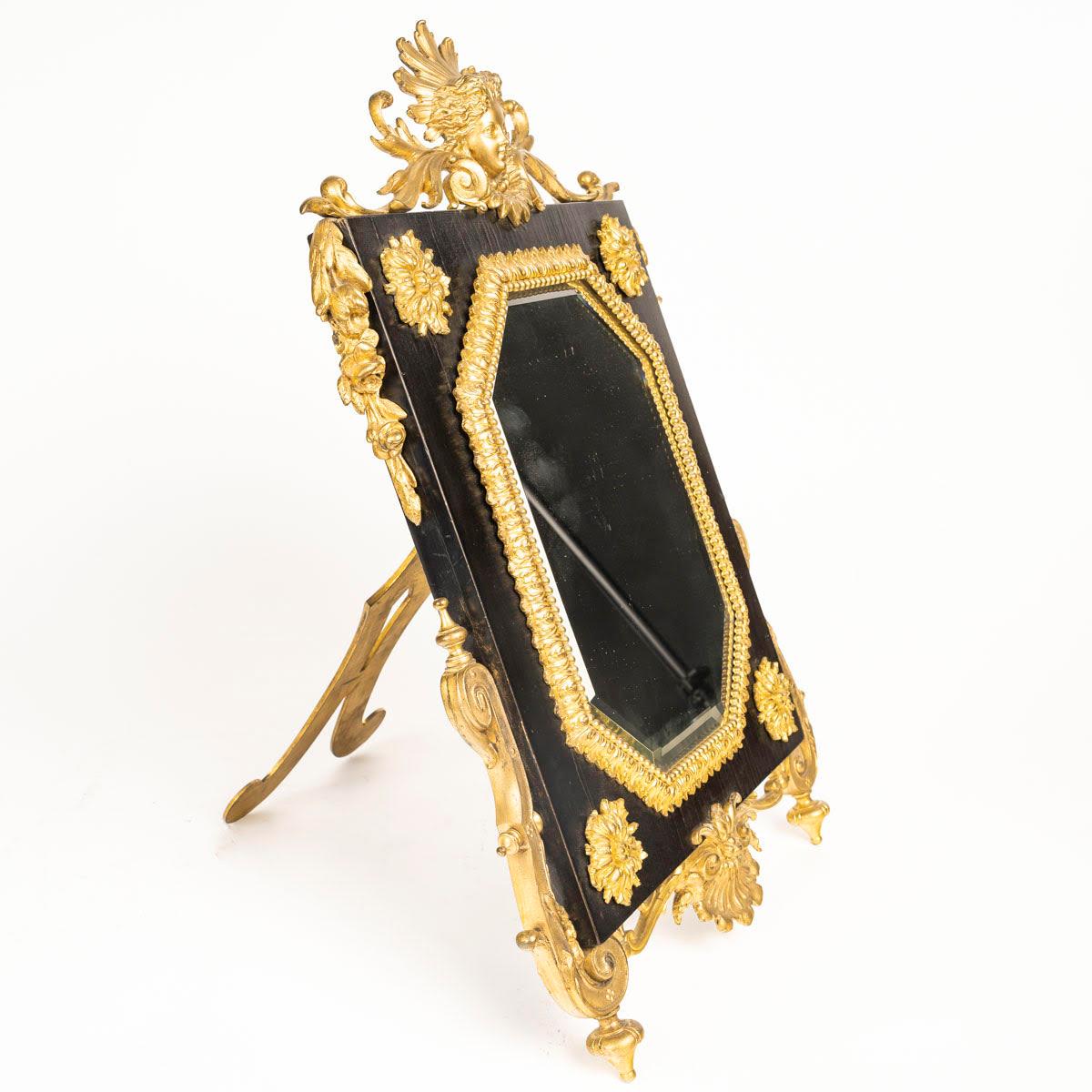 Doré Miroir de table d'époque Napoléon III en bronze ciselé et doré sur bois. en vente