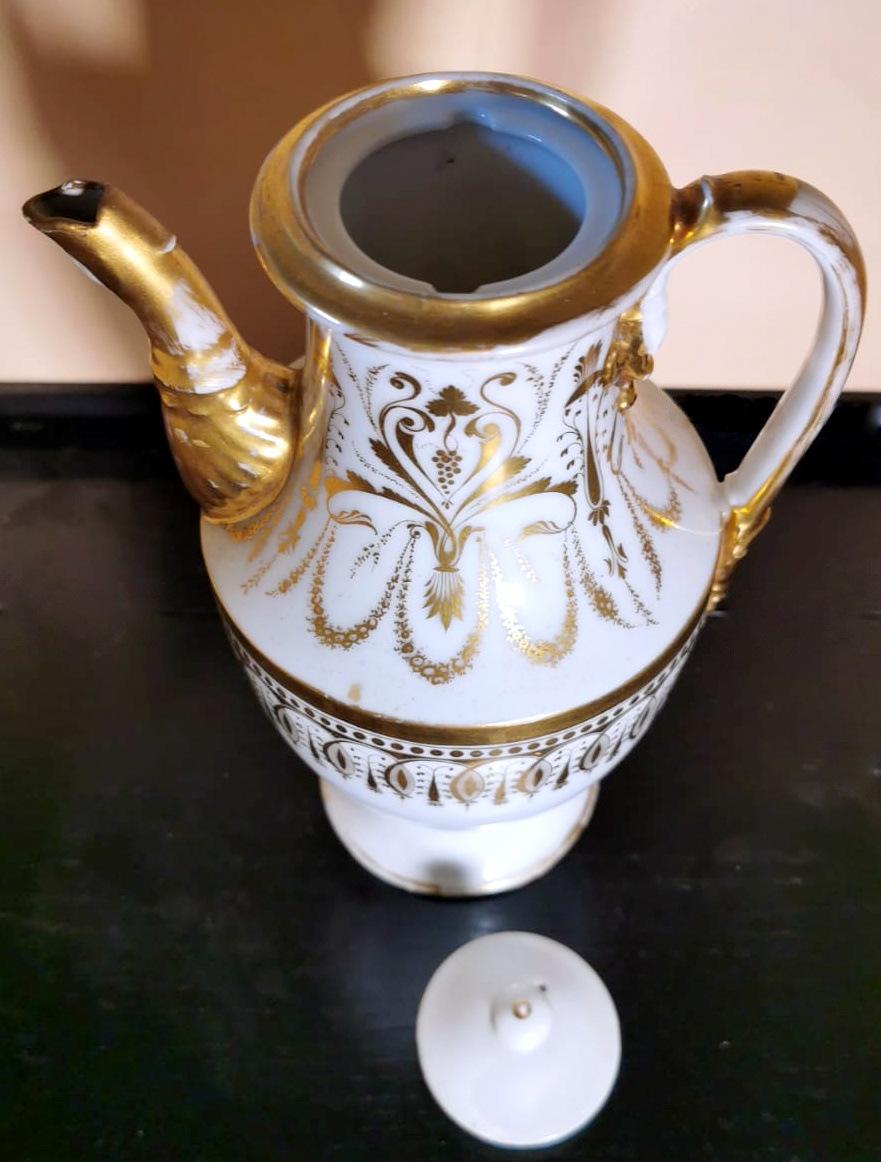 Napoleon III Porcelain De Paris Chocolate Teapot with Pure Gold Decorations In Good Condition For Sale In Prato, Tuscany