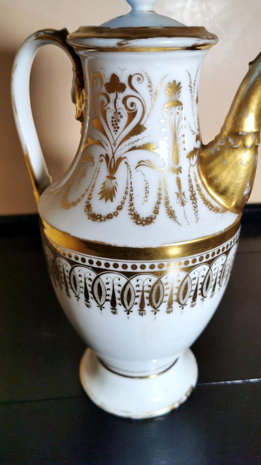 Napoleon III Porcelain De Paris Chocolate Teapot with Pure Gold Decorations For Sale 1