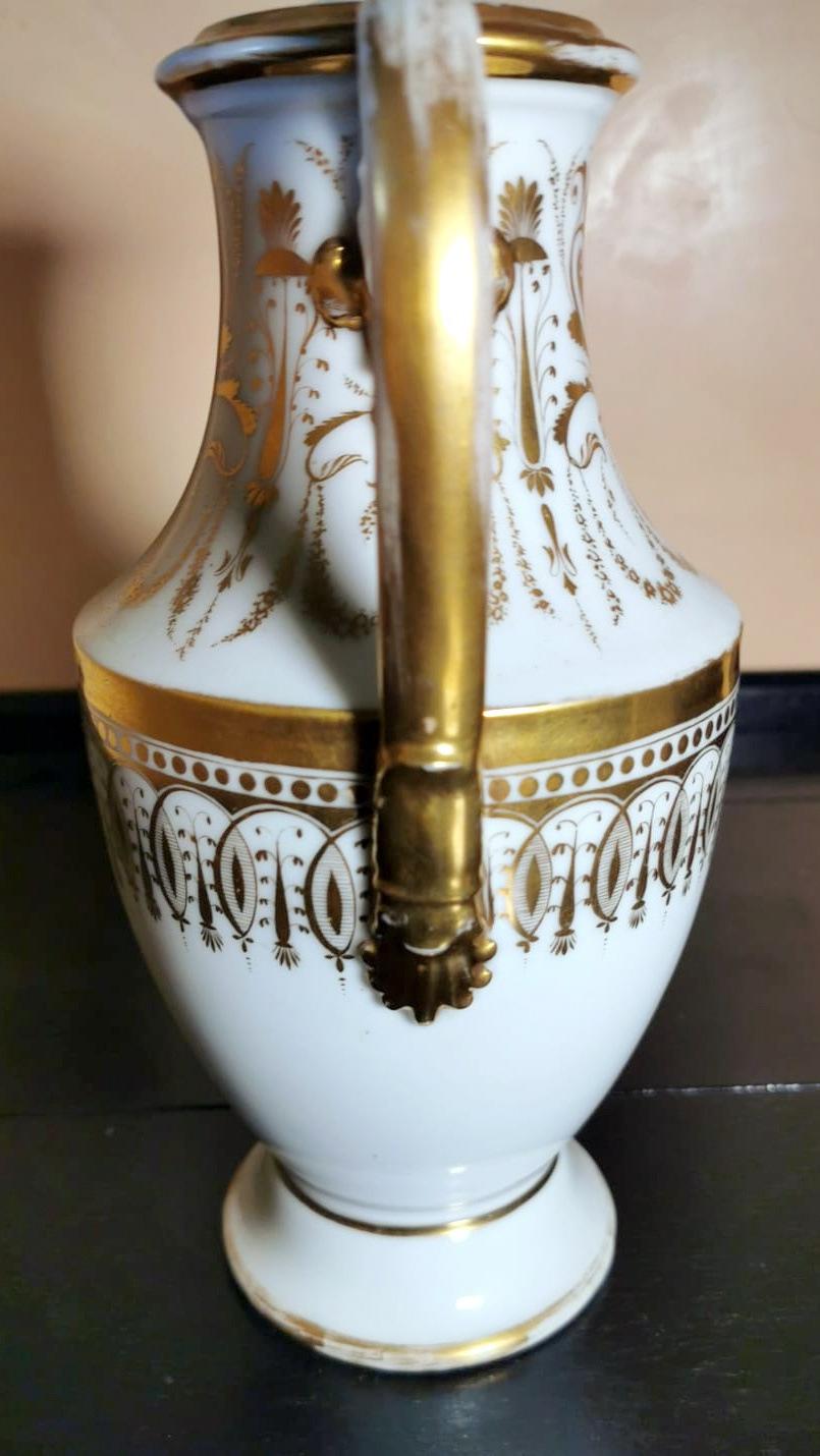 Théière à chocolat en porcelaine de Paris Napoléon III avec décorations en or pur en vente 2