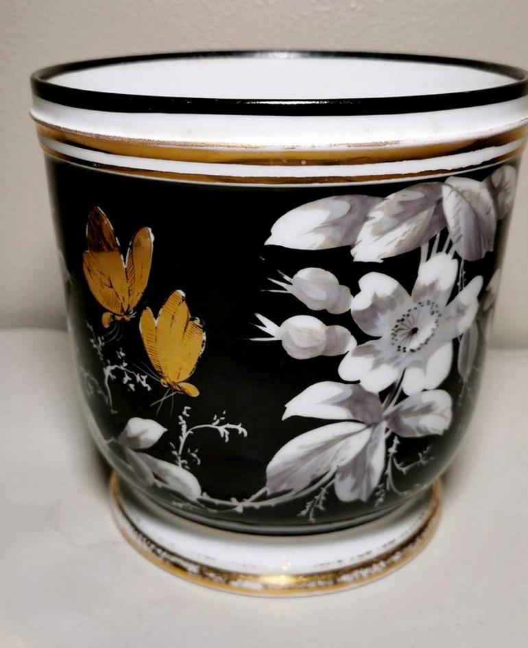 We kindly suggest you read the whole description, because with it we try to give you detailed technical and historical information to guarantee the authenticity of our objects.
Elegant and refined porcelain cachepot; on a black background some