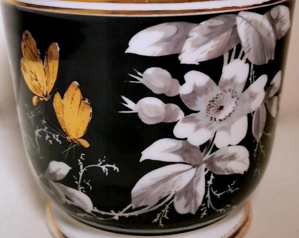 Napoleon III Porcelain De Paris French Cachepot Hand Painted In Good Condition In Prato, Tuscany