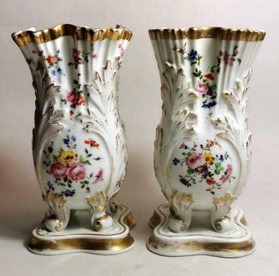 We kindly suggest you read the whole description, because with it we try to give you detailed technical and historical information to guarantee the authenticity of our objects.
A pair of antique vases in French Porcelain “Porcelain de Paris” with