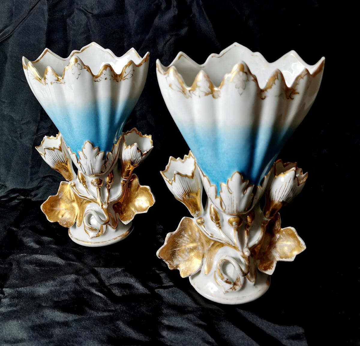 We kindly suggest you read the whole description, because with it we try to give you detailed technical and historical information to guarantee the authenticity of our objects.
Romantic bridal vases have the classic funnel shape, flower and leaf