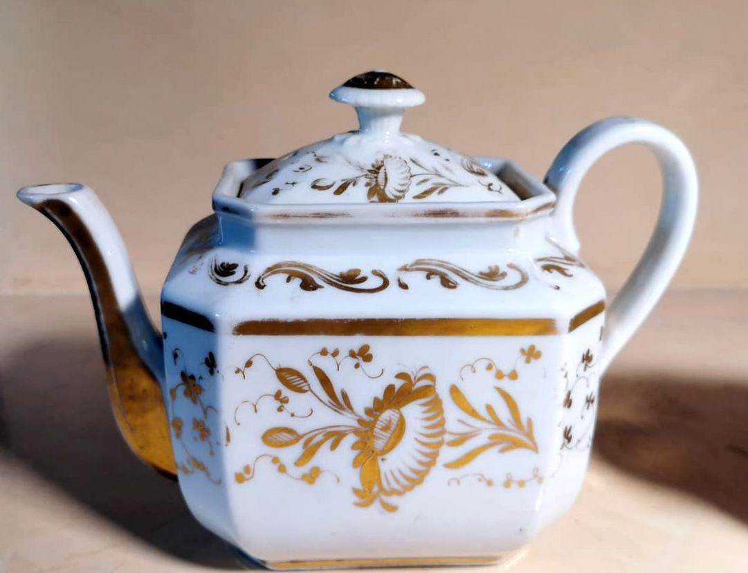 Teekanne und Zuckerdose aus Porzellan von Paris aus der Zeit Napoleons III. mit reinen Golddekorationen (Französisch) im Angebot