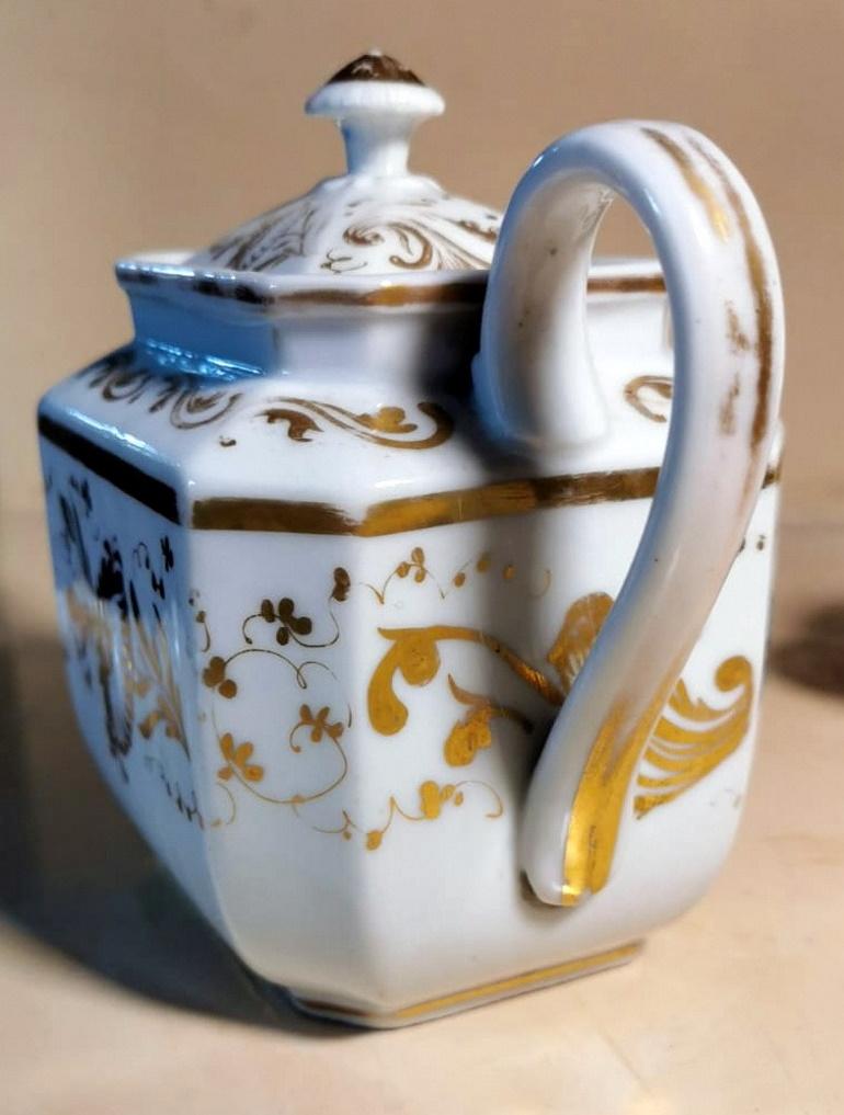 Teekanne und Zuckerdose aus Porzellan von Paris aus der Zeit Napoleons III. mit reinen Golddekorationen (Vergoldet) im Angebot