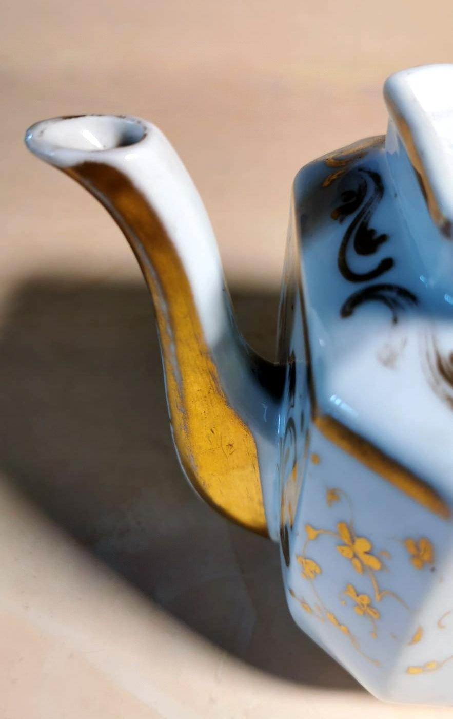 Napoleon III Porcelain De Paris Teapot and Sugar Bowl with Pure Gold Decorations For Sale 1