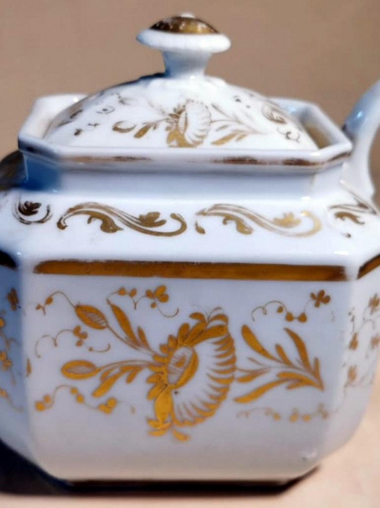 Teekanne und Zuckerdose aus Porzellan von Paris aus der Zeit Napoleons III. mit reinen Golddekorationen im Angebot 1