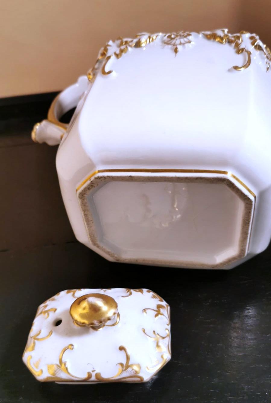 Napoleon III Porcelain De Paris Teapot with Pure Gold Decorations For Sale 3
