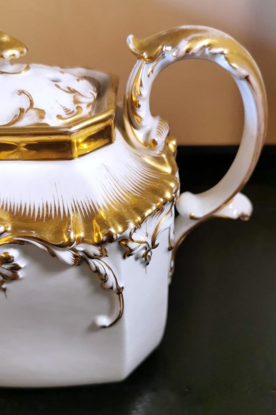 Napoleon III Porcelain De Paris Teapot with Pure Gold Decorations For Sale 7