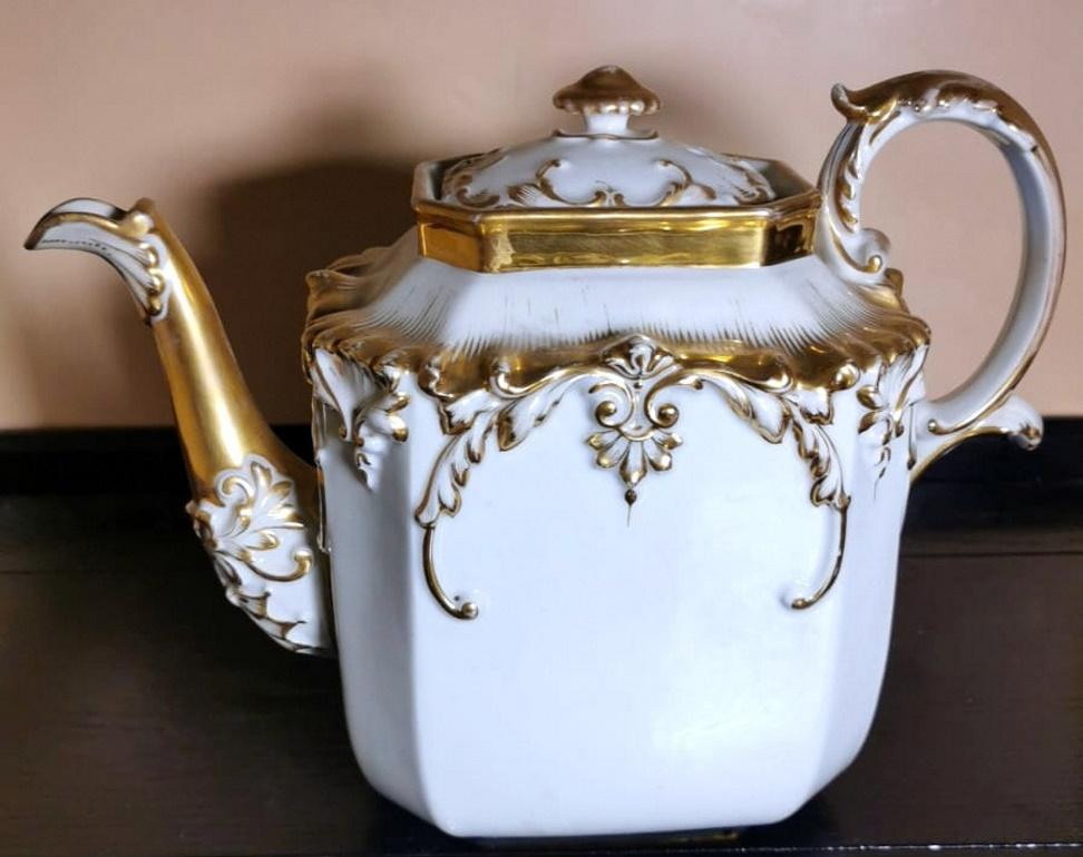 We kindly suggest you read the whole description, because with it we try to give you detailed technical and historical information to guarantee the authenticity of our objects.
Beautiful teapot in fine Porcelain de Paris, the object whose shape,