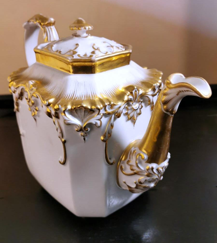 Hand-Painted Napoleon III Porcelain De Paris Teapot with Pure Gold Decorations For Sale