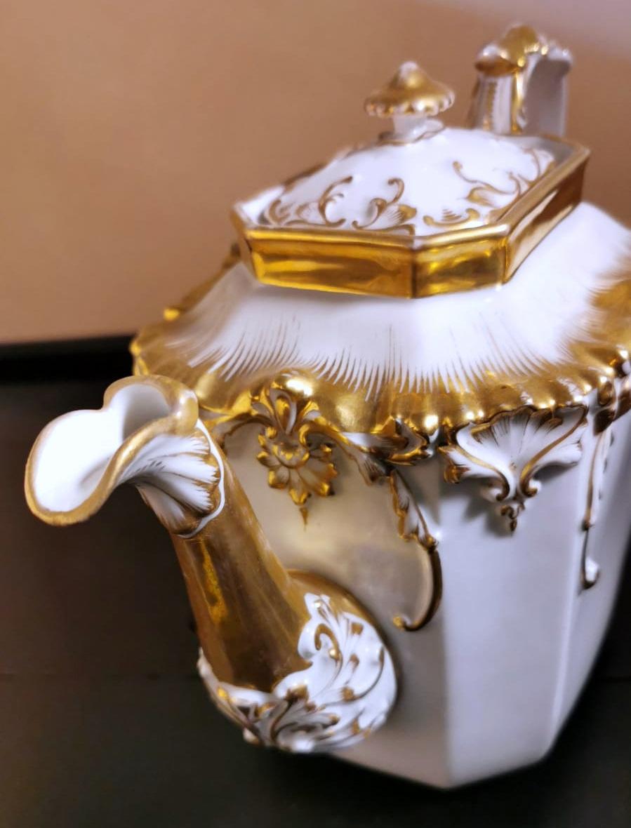 Napoleon III Porcelain De Paris Teapot with Pure Gold Decorations In Good Condition For Sale In Prato, Tuscany