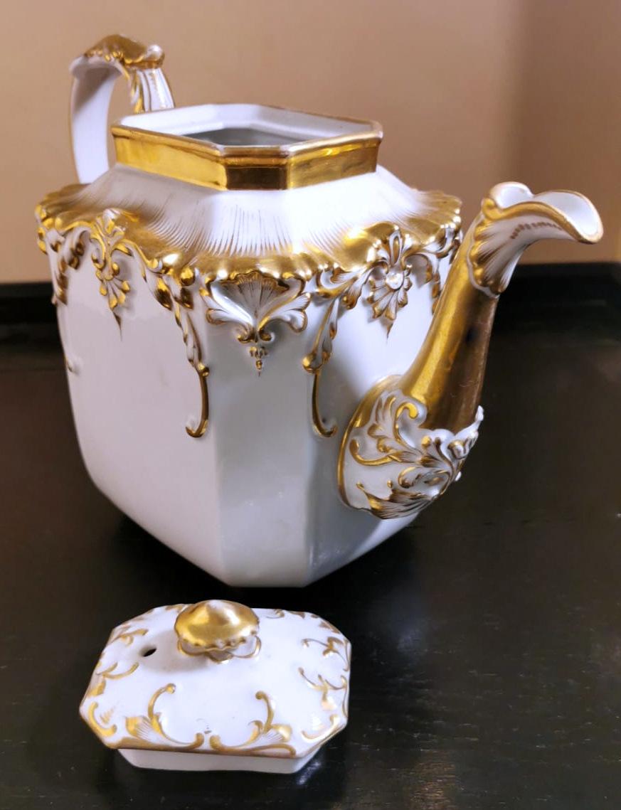 Théière en porcelaine de Paris Napoléon III avec décorations en or pur en vente 1