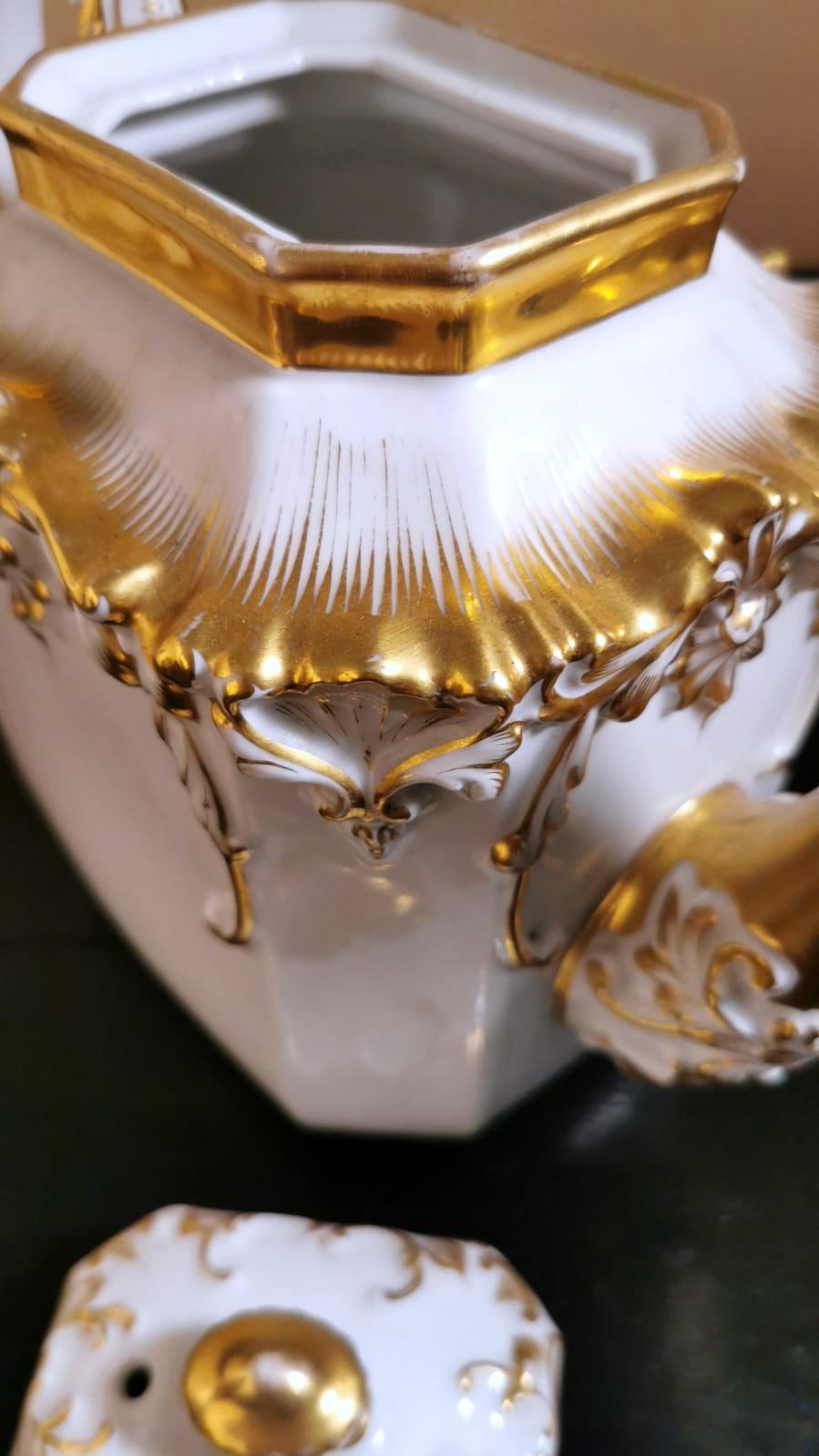 Théière en porcelaine de Paris Napoléon III avec décorations en or pur en vente 2