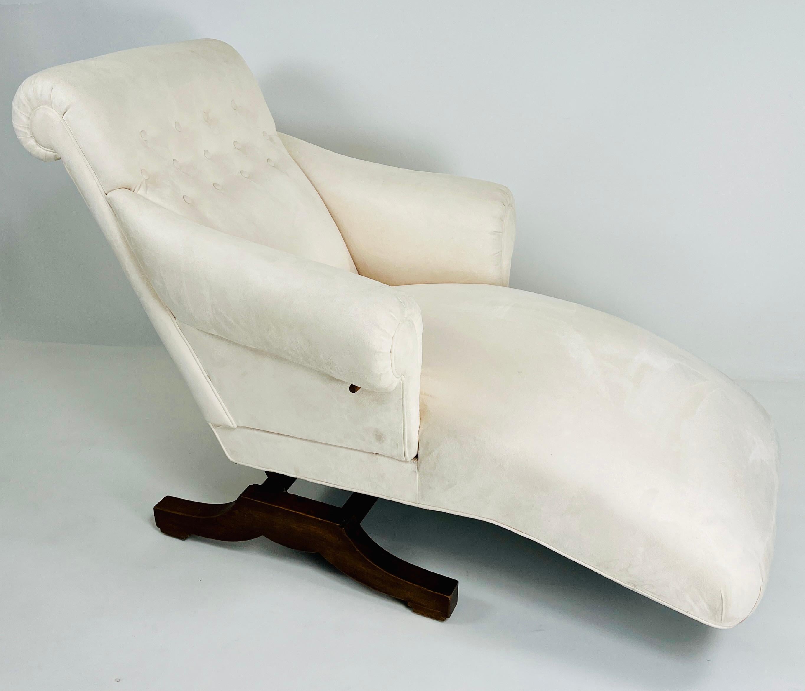 Chaise longue inclinable Napoleon III avec bras pivotant
Rare et ingénieuse chaise longue française de la période Napoléon III, dotée d'un dossier inclinable actionné par un mécanisme circulaire apparent intégré dans la base en bois sculpté.