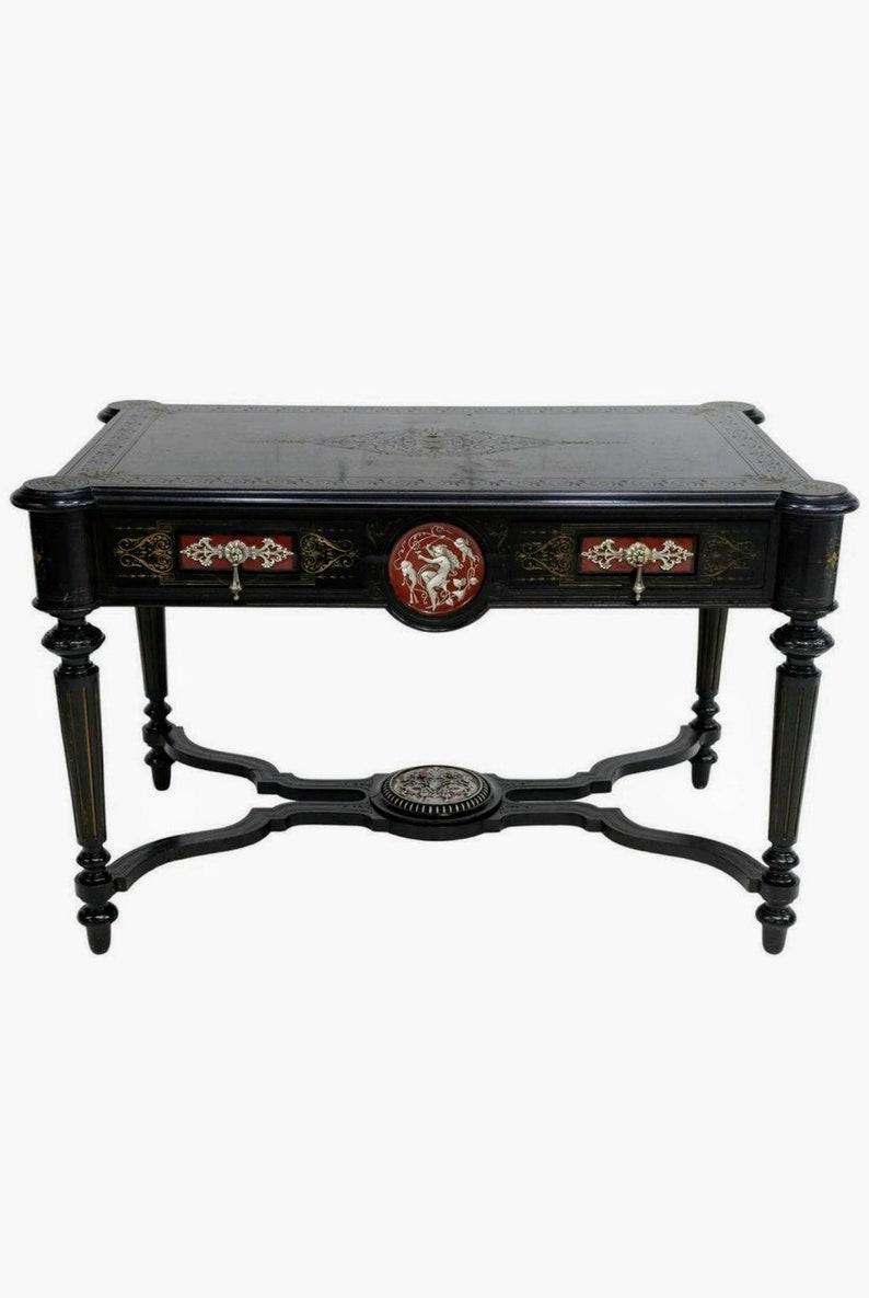 Une spectaculaire table à écrire en bois ébonisé d'époque Napoléon III Second Empire (1852-1870) magnifiquement décorée. 

D'une qualité exceptionnelle, il a été fabriqué à la main par un artisan hautement qualifié au cours de la seconde moitié du