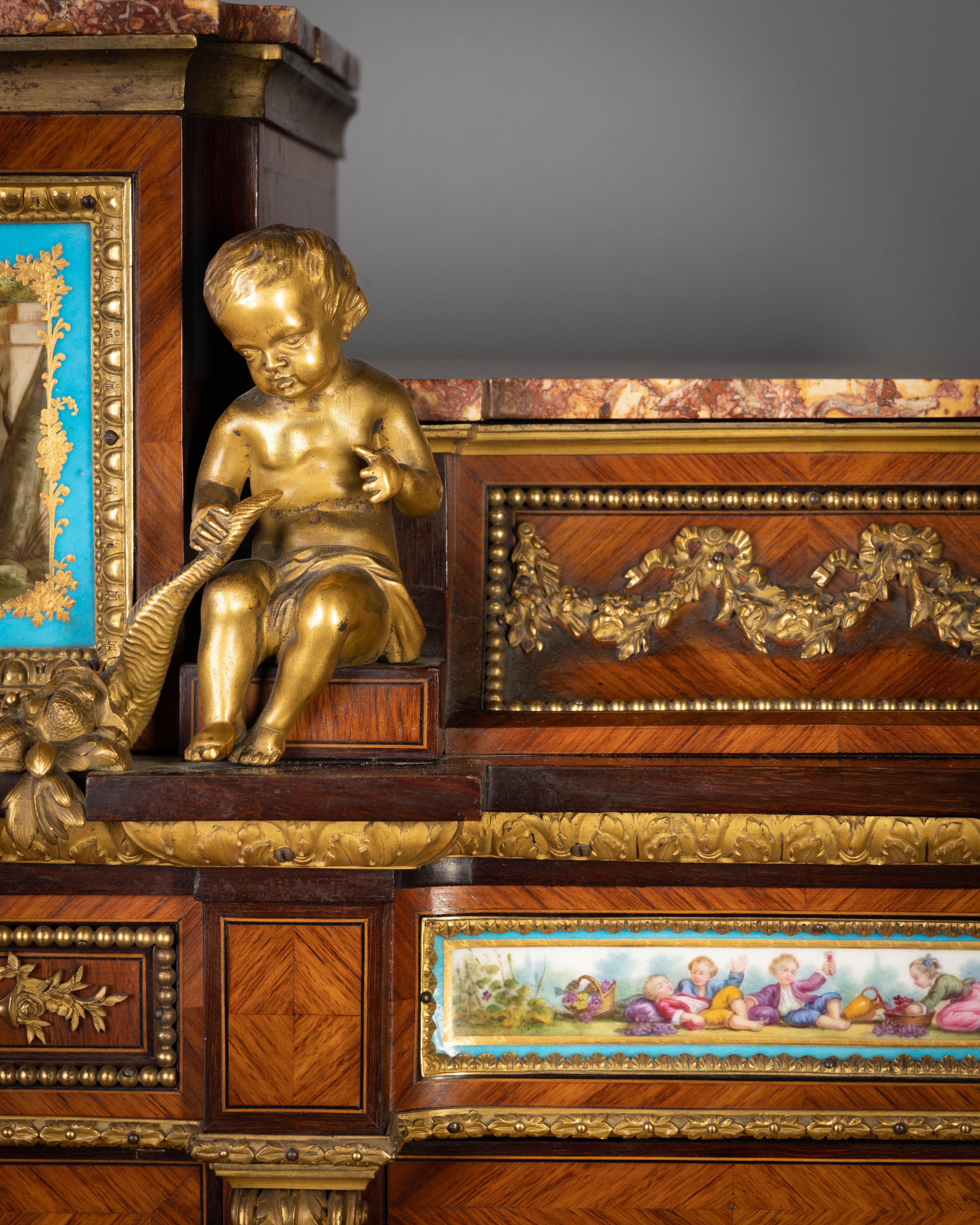 Bureau de dame Napoléon III en porcelaine de Sèvres et ornementation en bronze doré:: vers 1860 Bon état - En vente à New York, NY
