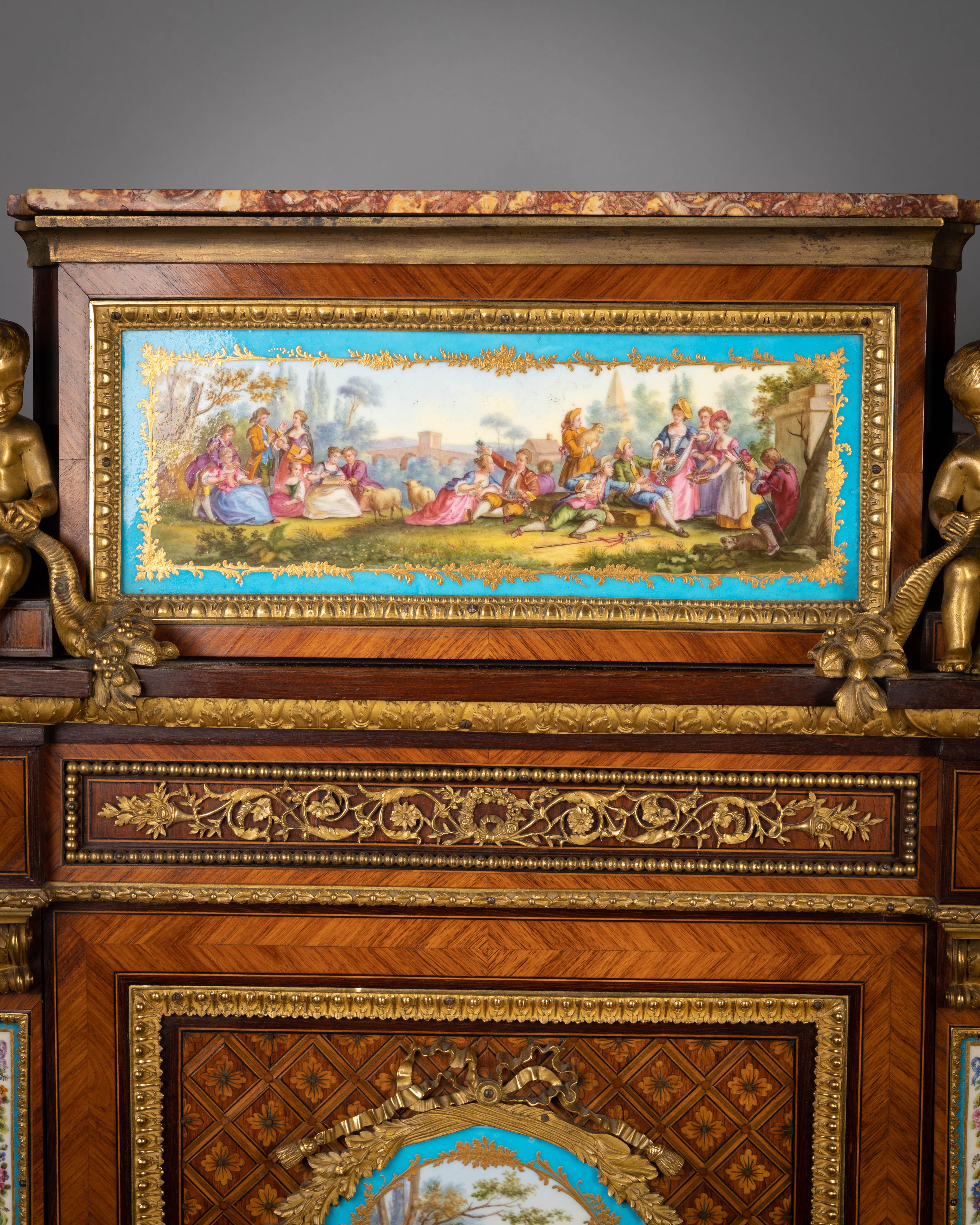 Milieu du XIXe siècle Bureau de dame Napoléon III en porcelaine de Sèvres et ornementation en bronze doré:: vers 1860 en vente