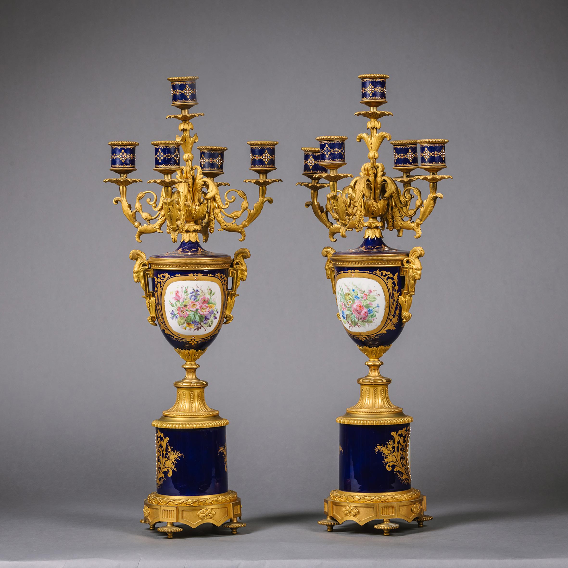 Porcelaine Garniture d'horloge de style Sèvres Napoléon III en vente