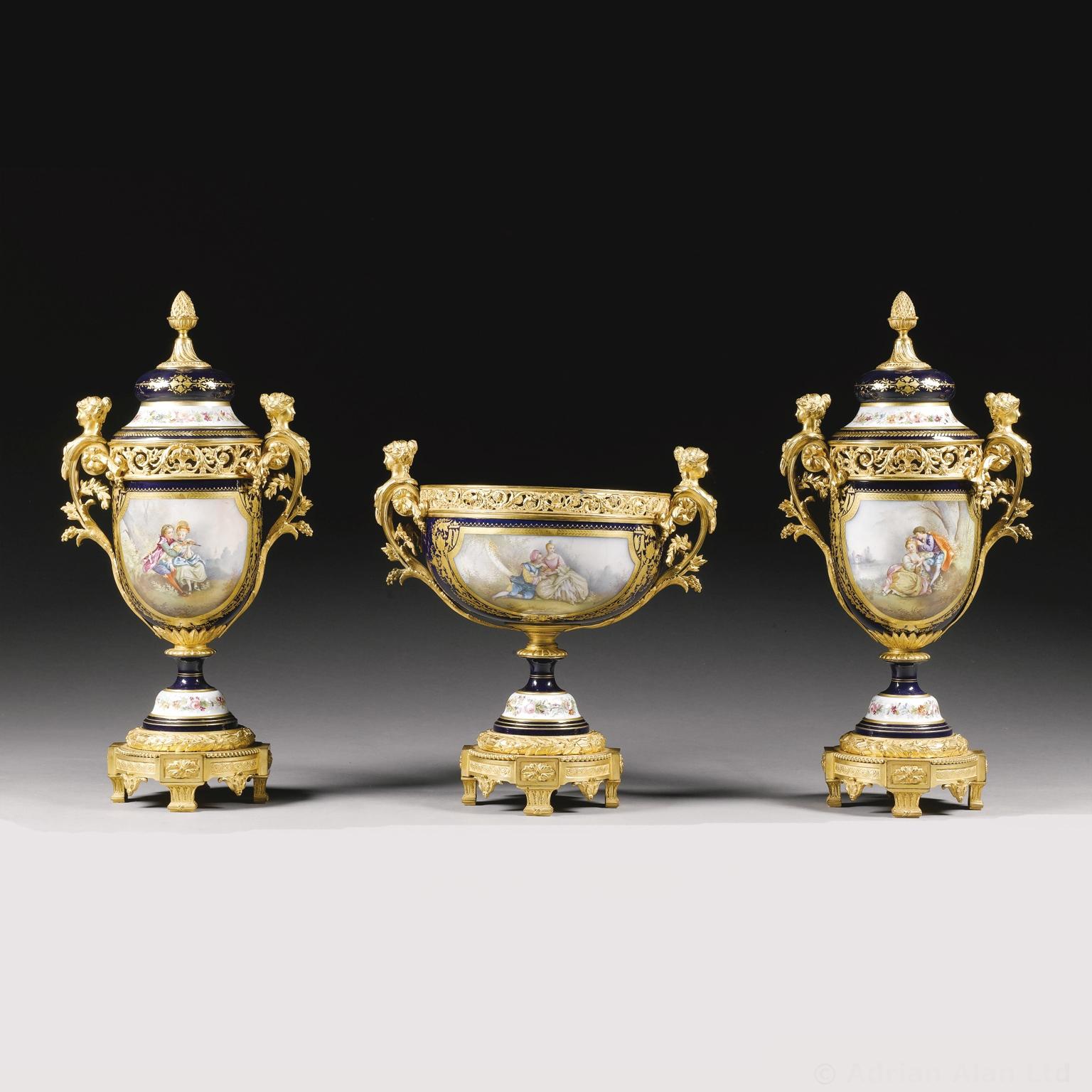 Un set da guarnizione in stile Sèvres montato in bronzo dorato di Napoléon III. Comprende un centrotavola e una coppia di vasi con coperchio, di 