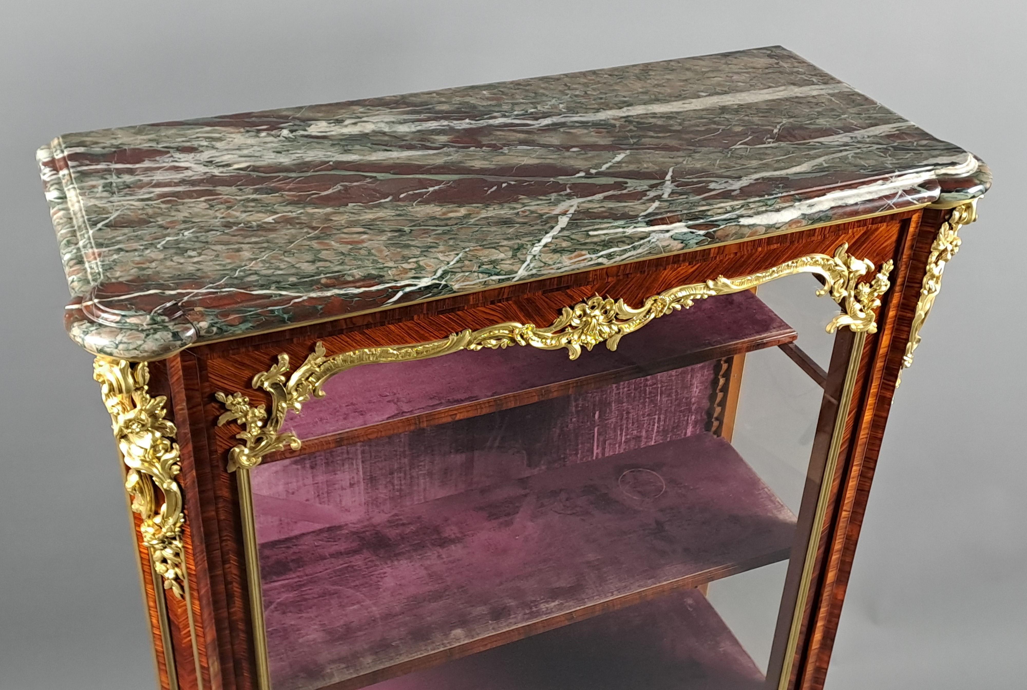 Marqueterie Vetrina di Napoleone III timbrata Pecquereau a Parigi in vendita