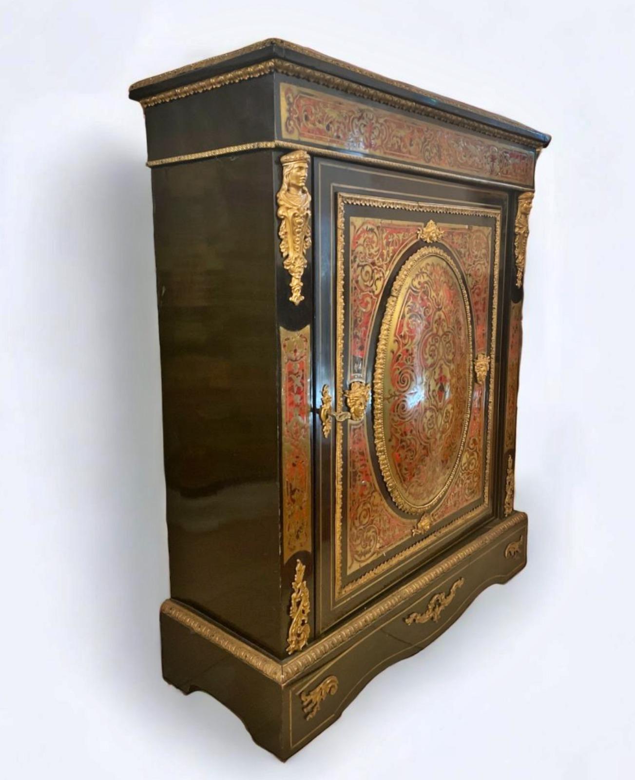 Napoleon III sideboard 19th Century
113 x 90 x 37 cm
with ebonized wood door and brass inlays, gilded bronze applications.
Upper floor with character.
French manufacture, Napoleon III period
good conditions