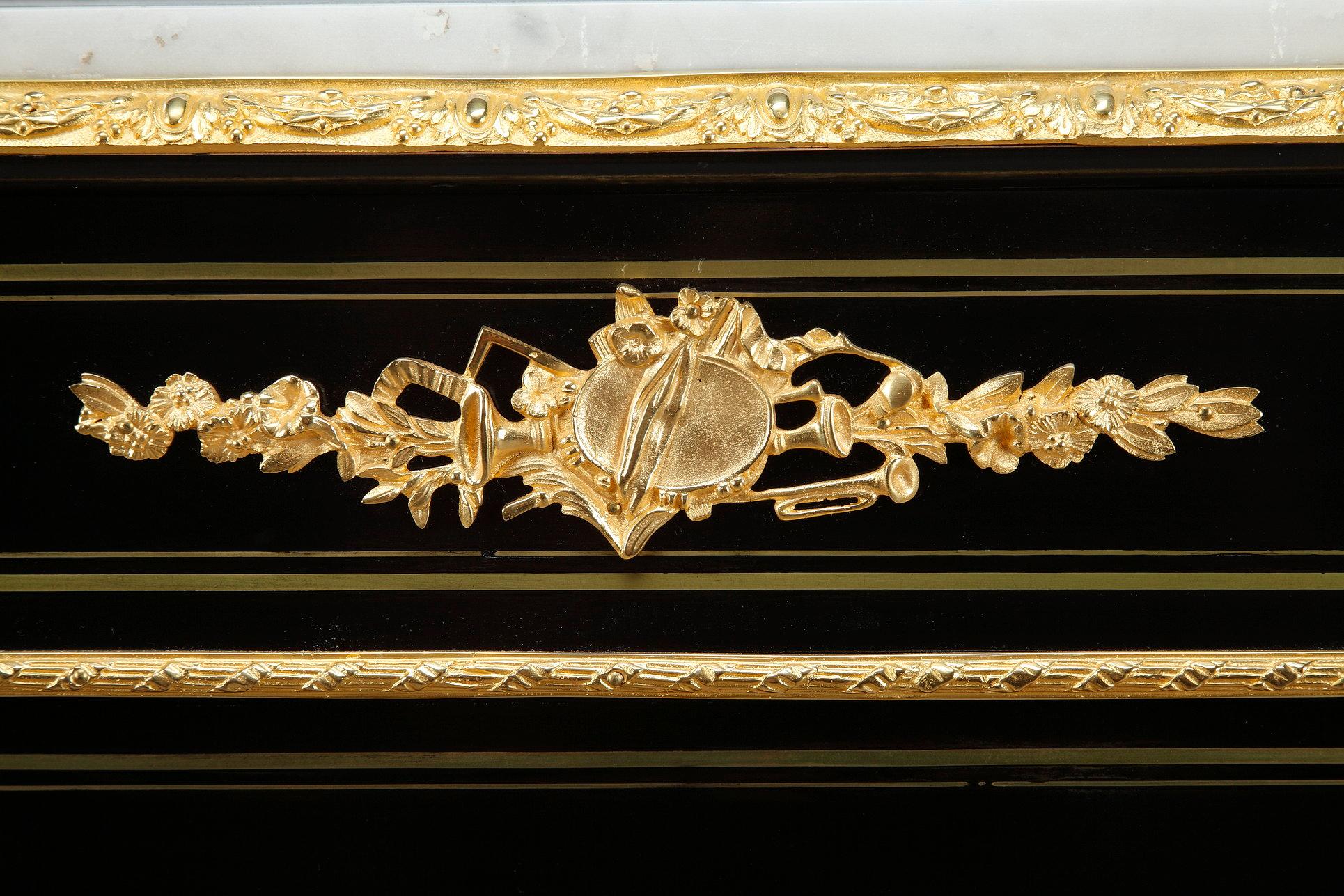 Sideboard aus geschwärztem Holz und vergoldeten Bronzen im Stil Napoleons III. im Angebot 9