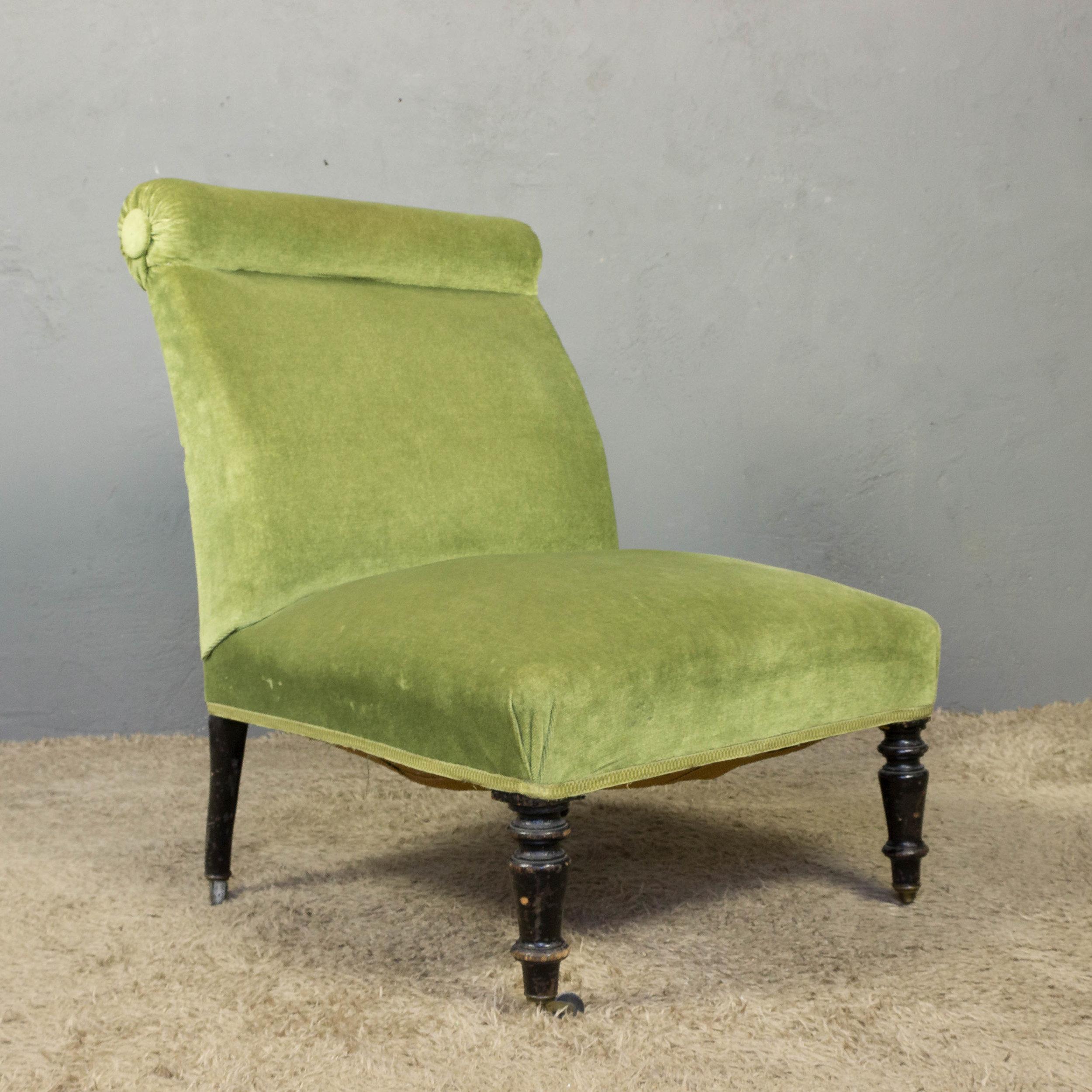 Un gracieux fauteuil Napoléon III du XIXe siècle en velours vert clair, qui ne manquera pas de faire sensation. La chaise pantoufle est dotée d'un dossier à volutes et d'un captivant revêtement en velours vert clair, ajoutant un air de raffinement à