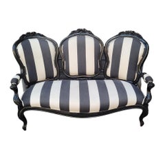 Canapé Napoléon III en Wood Wood ébonisé avec sculpture florale, rayures noires et blanches.