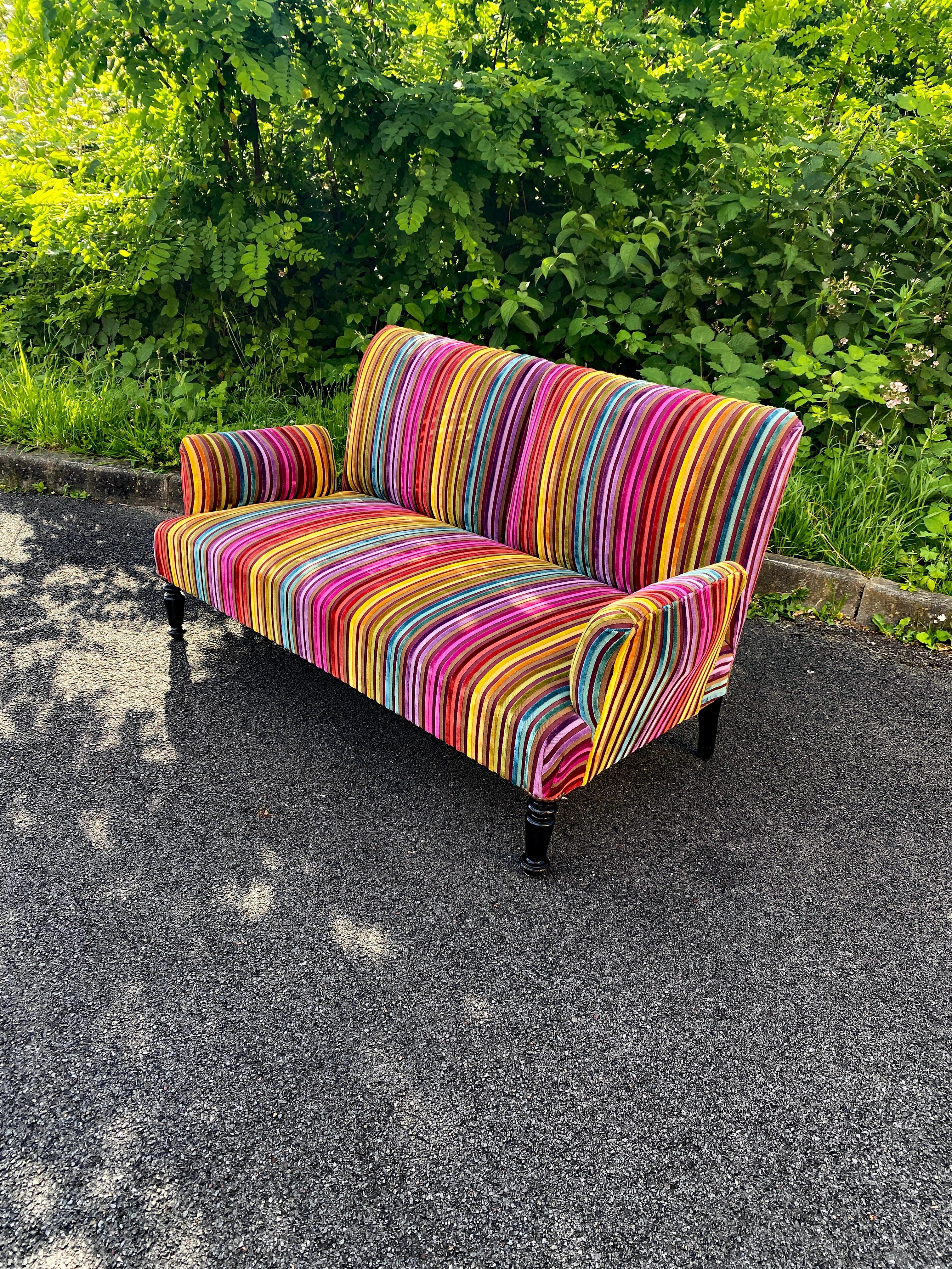 Napoleon III Sofa restauriert
zwei Stühle sind  in einer anderen Anzeige angeboten