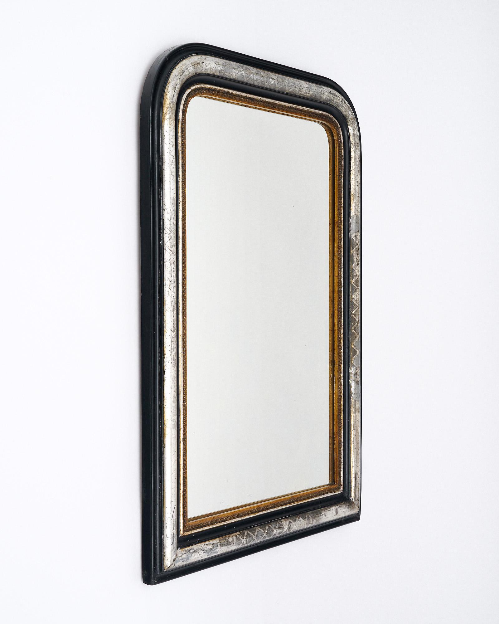 Eccellente specchio francese in stile Napoleone III con cornice in foglia nera e argento. C'è anche una cornice interna di perline in foglia d'oro. La cornice d'argento è intagliata a mano con un grazioso motivo a diamante. Lo specchio è originale.
