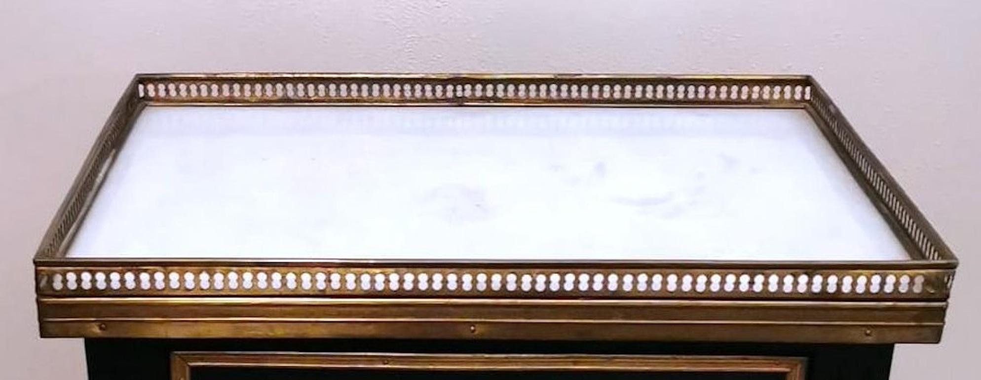 Französischer Nachttisch aus schwarzem Holz im Napoleon-III-Stil  Zwei Schubladen und Marmor im Angebot 5