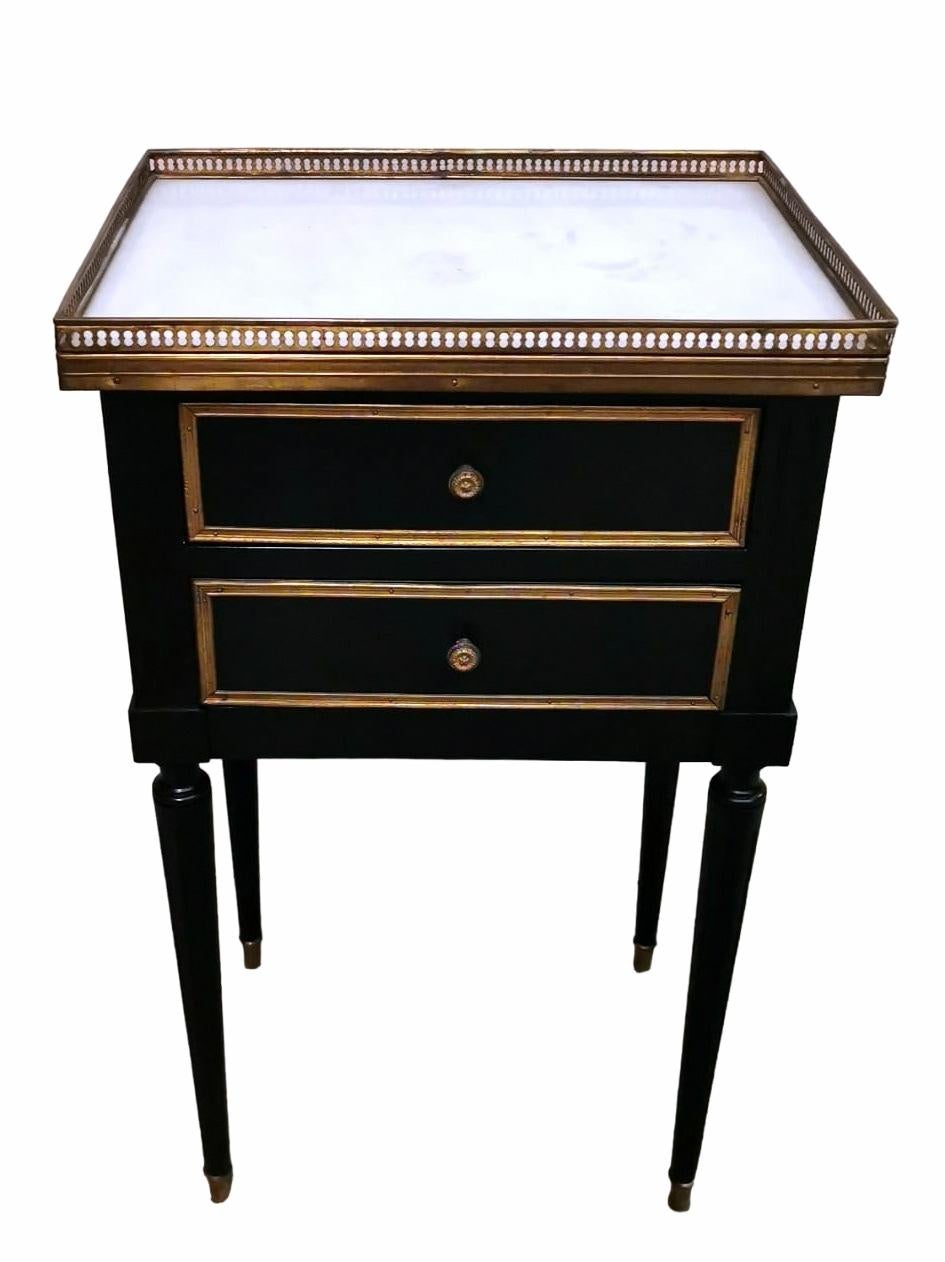 We kindly suggest that you read the entire description, as we try to give you detailed technical and historical information to ensure the authenticity of our objects.
Elegant and refined French nightstand in the Napoleon III style; on the front, it