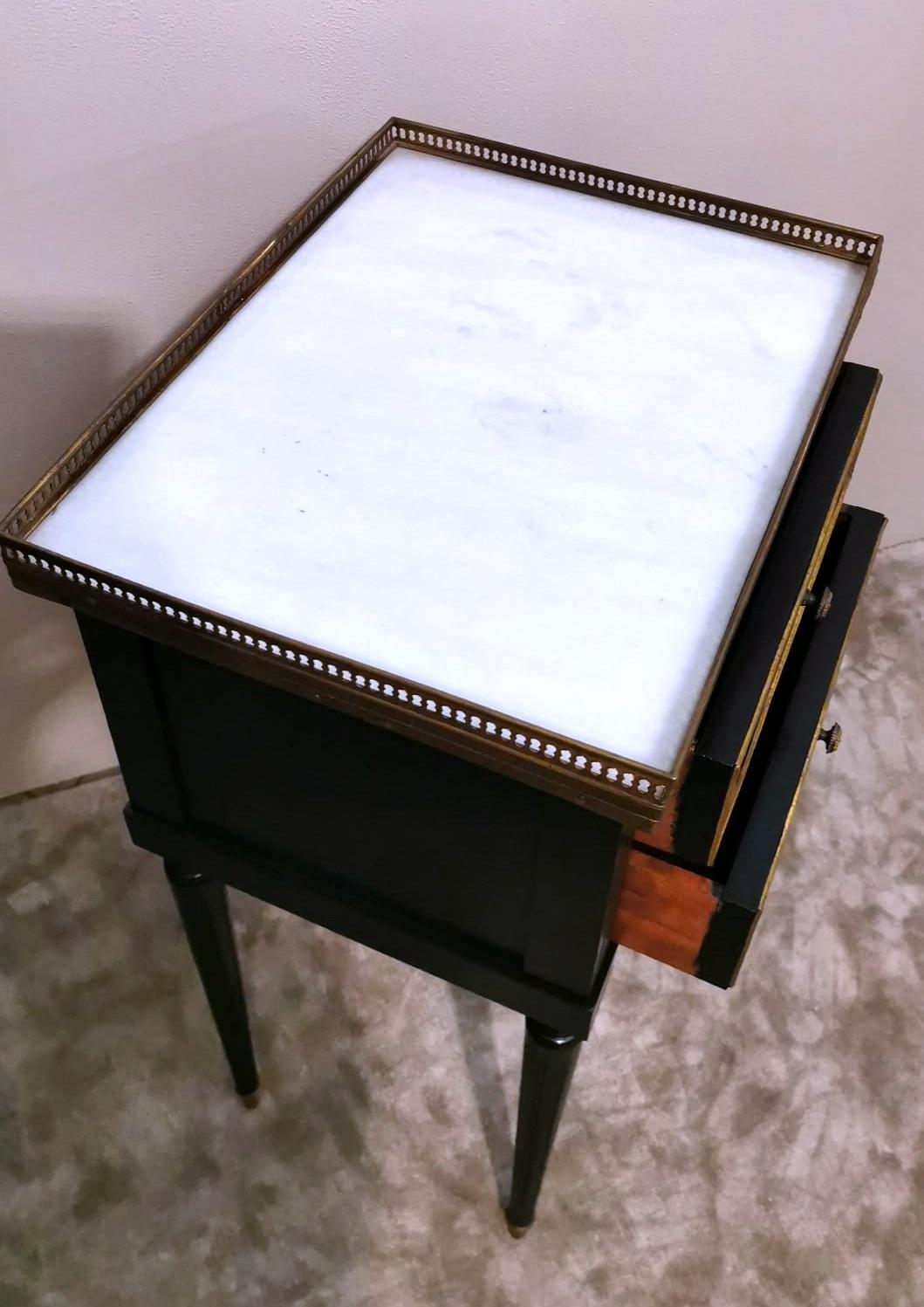 Französischer Nachttisch aus schwarzem Holz im Napoleon-III-Stil  Zwei Schubladen und Marmor im Angebot 2