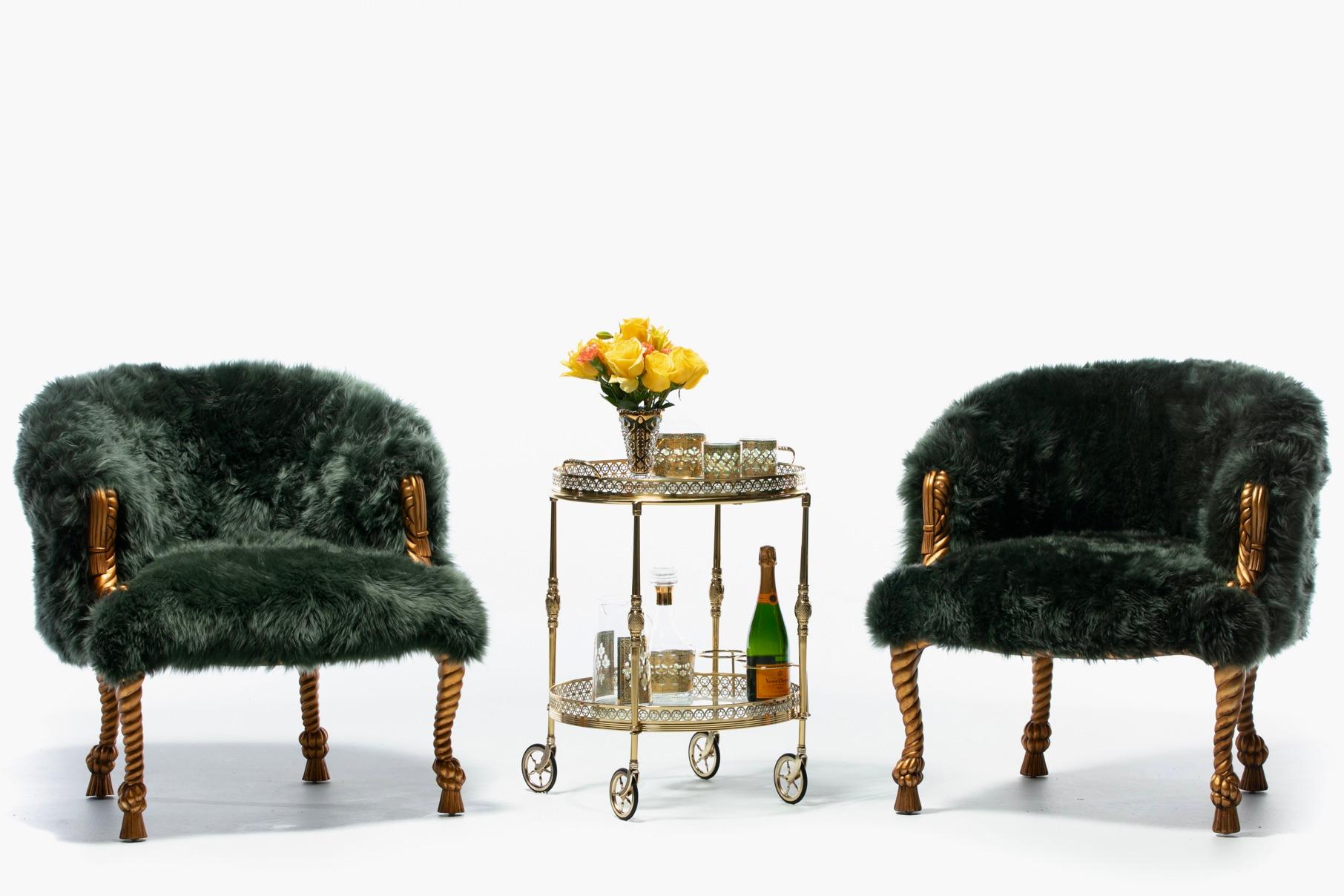 Silla de estilo Napoleón III de cuerda dorada y borlas, glamurosa y sin complejos, recién tapizada con piel de oveja esmeralda cosida a mano. Francés. Chic. Una combinación asesina. Como una esmeralda engastada en oro, cada acabado realza lo mejor