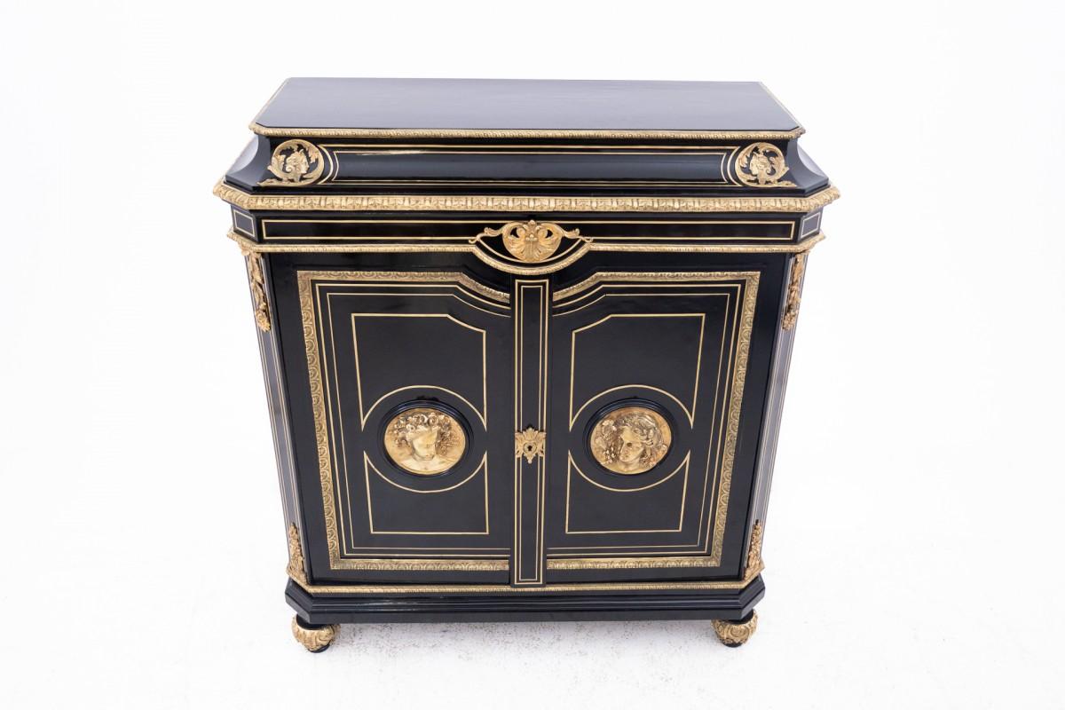 Cassettiera in stile Napoleone III, Francia, circa 1880.

Mobili in ottime condizioni, dopo una ristrutturazione professionale, rifiniti con lucido francese.

Dimensioni: altezza 125 cm / larghezza 116 cm / profondità 48 cm